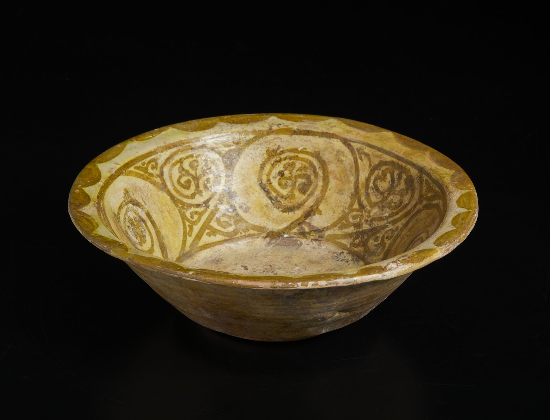 A terracotta bowl with olive green floral decoration Iran, 10th century or later Decorated imitating - Bild 2 aus 3