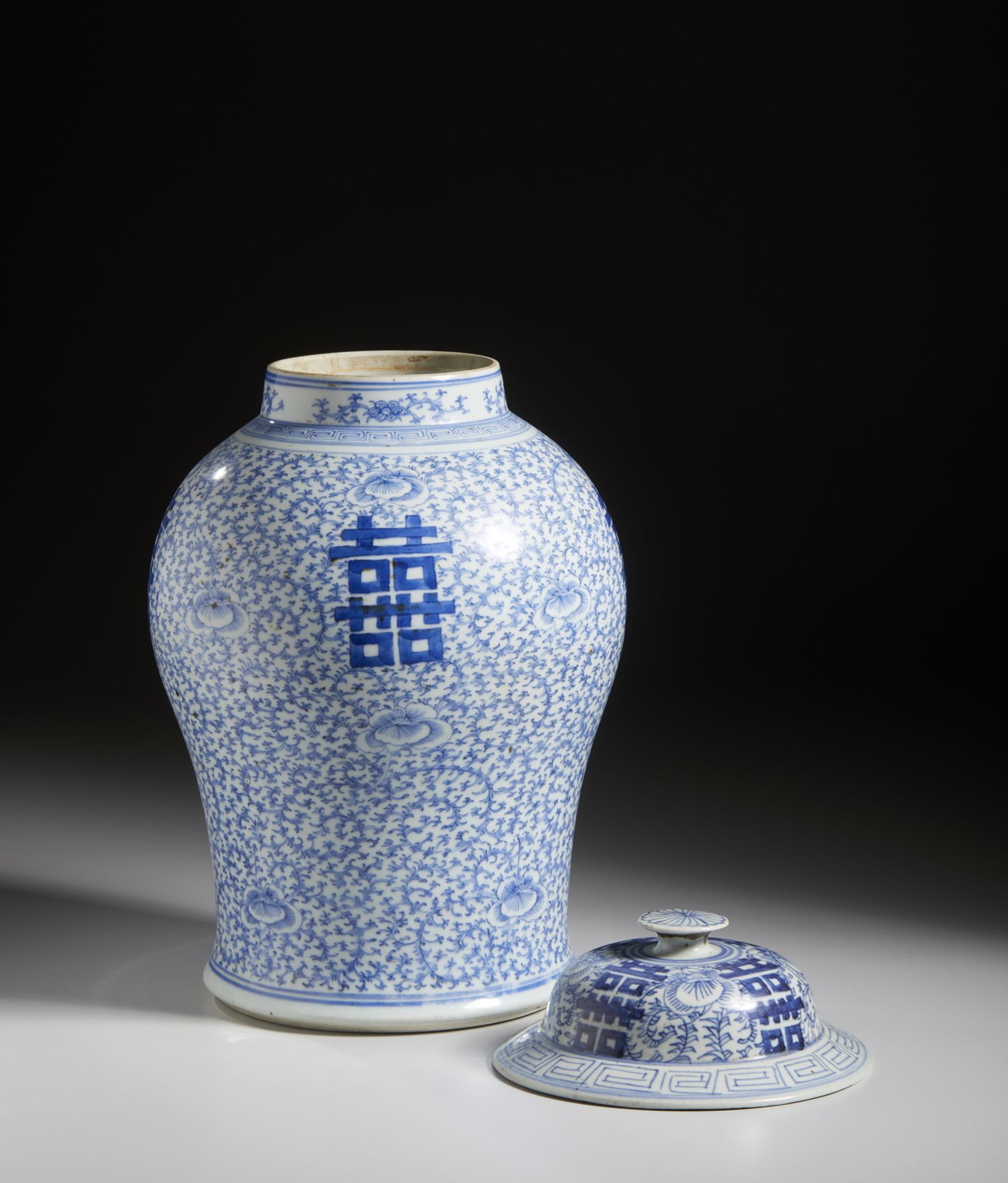 A blue and white porcelain potiche and cover China, Qing dynasty, 19th century Cm 43,00 - Bild 3 aus 4