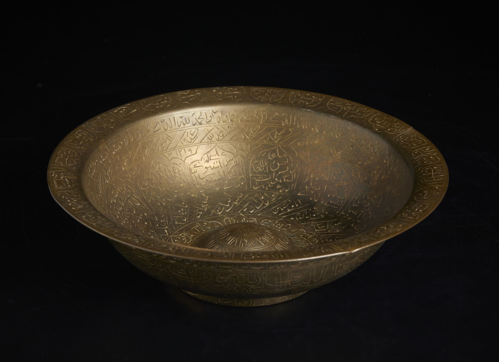 A brass divination bowl India, 19th century Cm 20,00 x 5,80