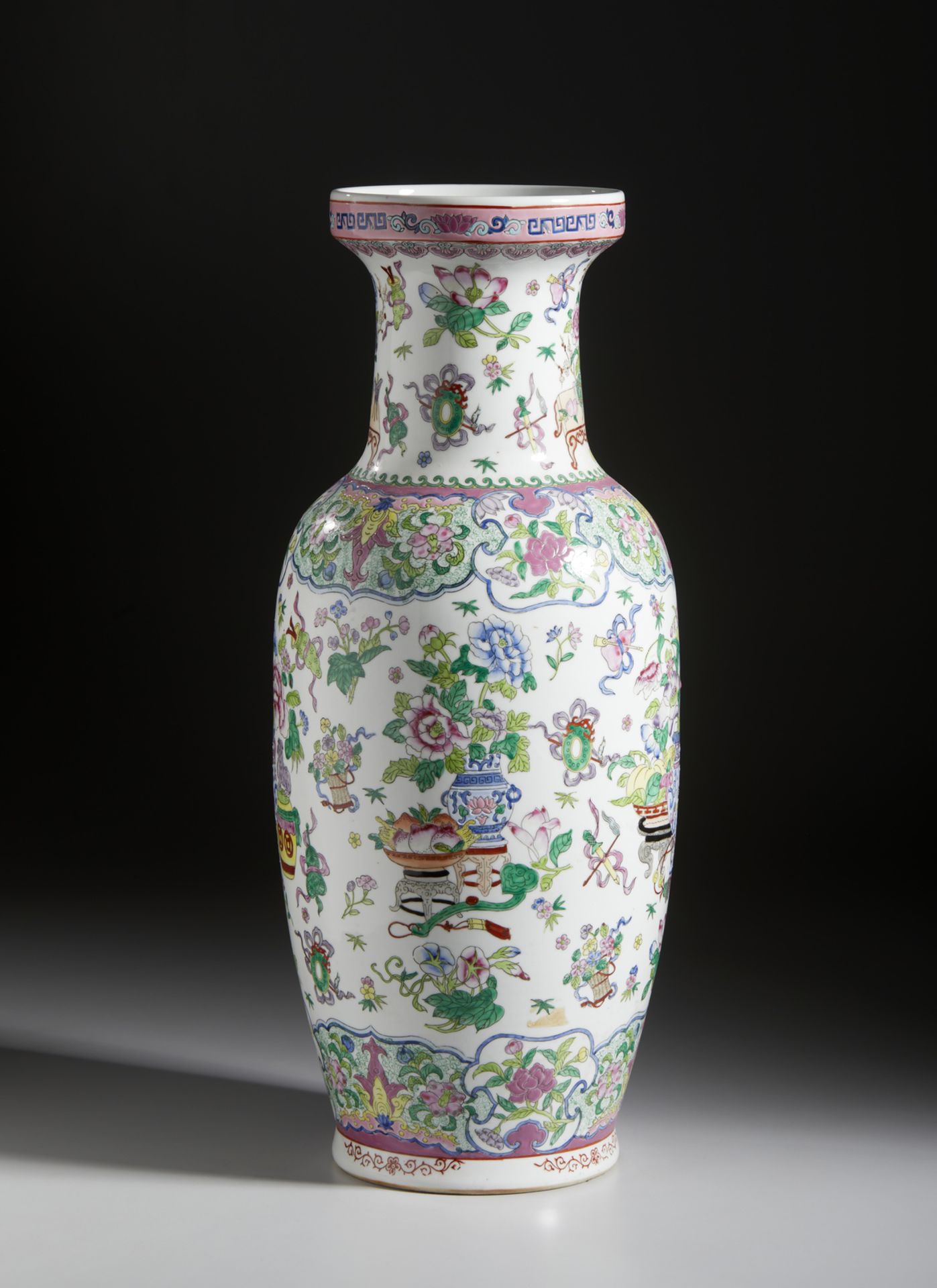 A famille rose porcelain vase decorated with peaches and sprays China, 20th century Glazed porcelain - Bild 2 aus 5