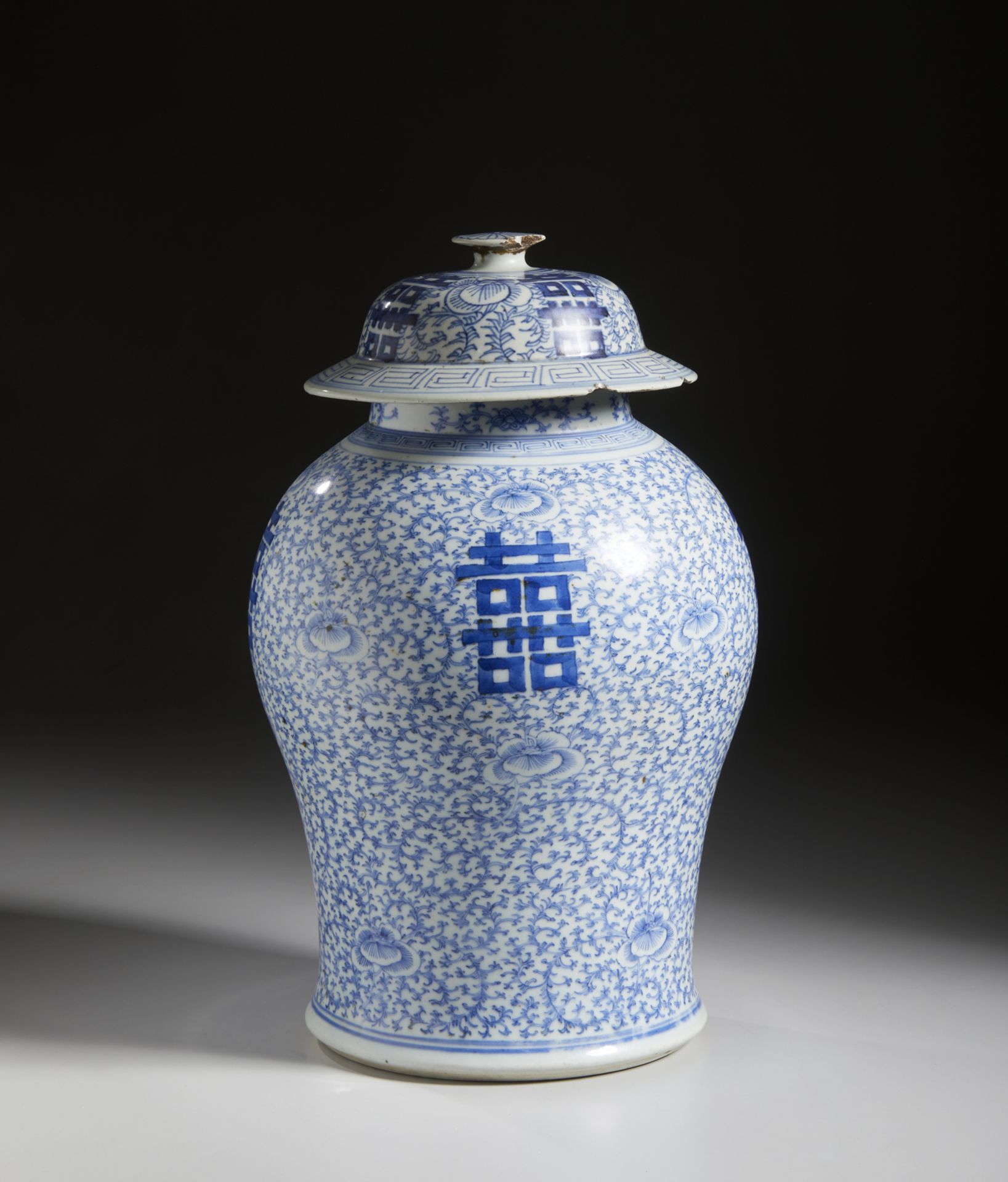 A blue and white porcelain potiche and cover China, Qing dynasty, 19th century Cm 43,00 - Bild 2 aus 4