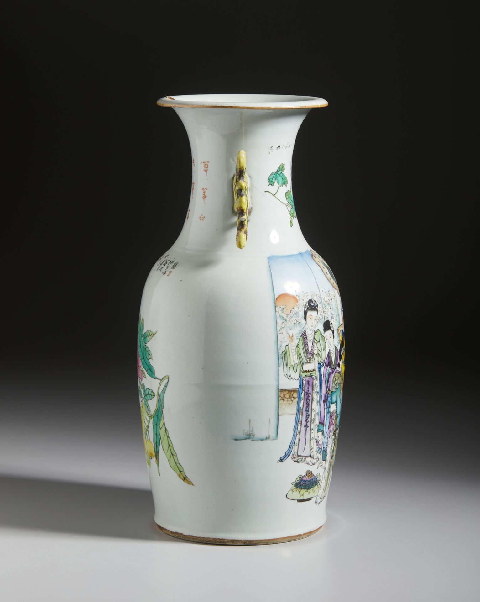 A porcelain baluster vase painted with courtly scenes China, Republic Period, early 20th century - Bild 4 aus 4