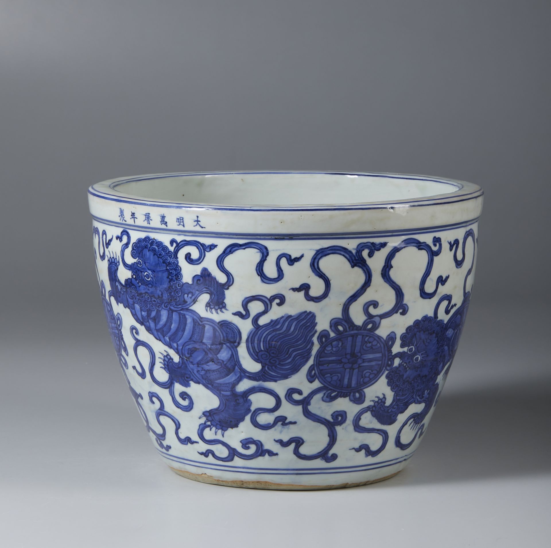 A fine Wanli six character mark blue&white fish tank. China, Minf (?), 15th centuryCm 35,50 x 25,40 - Image 2 of 3