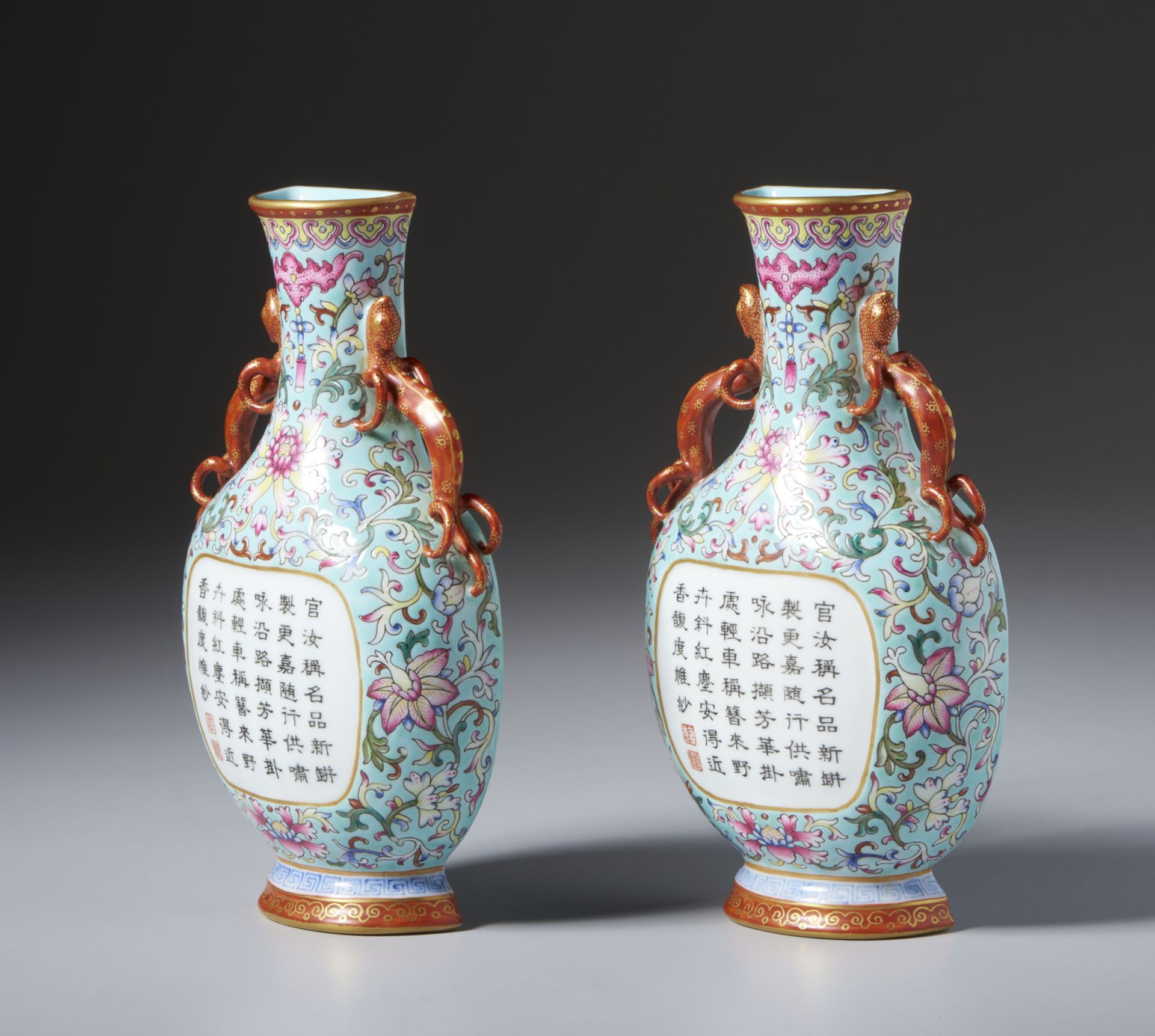 A pair of wall porcelain balauster vases with Qilong-shaped handles and central white reserve with - Bild 3 aus 5