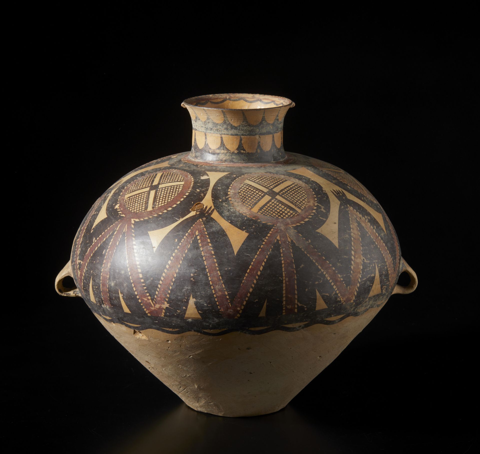 A terracotta jar with abstract and geometric decoration China, Neolithic period Cm 38,00 x 34,00