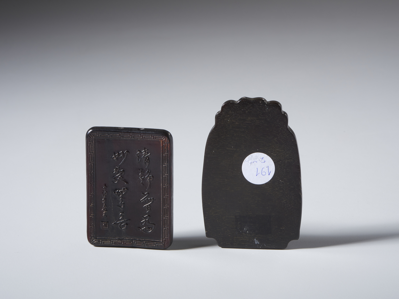 Two carved horn pendents China, Qing, 19th century Second plaque size: 9 x 6 cm.Cm 7,20 x 5,30 - Image 2 of 3