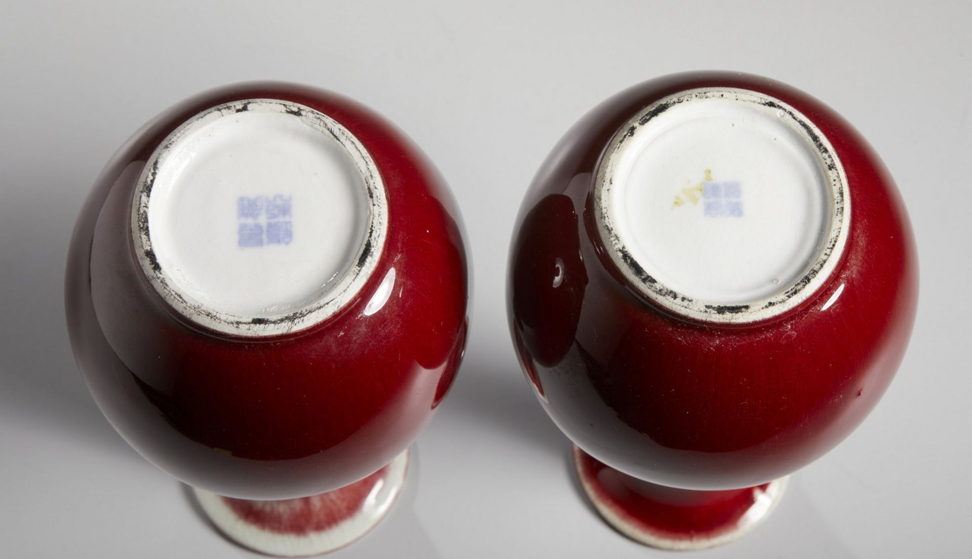 A pair of sang de boeuf porcelain vases bearing a four charcter zhuanshu mark at the base China, - Bild 3 aus 3