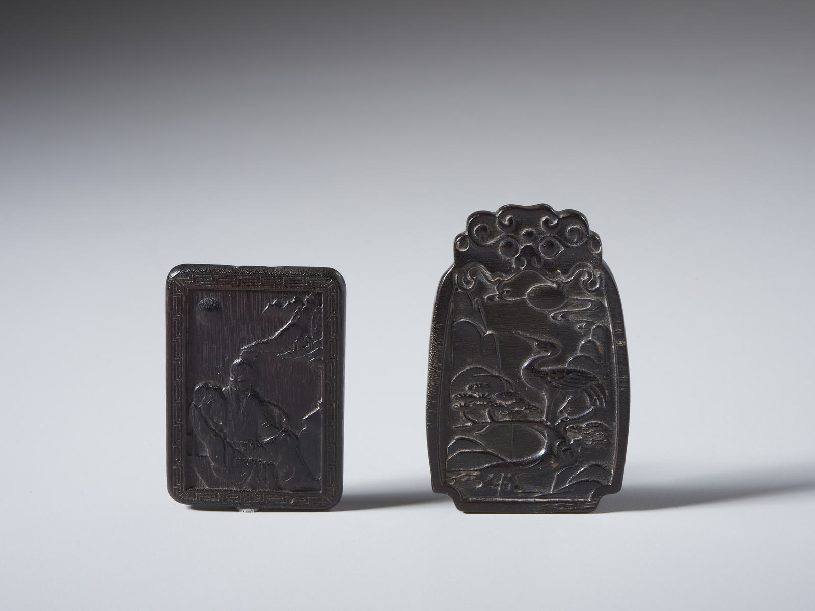 Two carved horn pendents China, Qing, 19th century Second plaque size: 9 x 6 cm.Cm 7,20 x 5,30