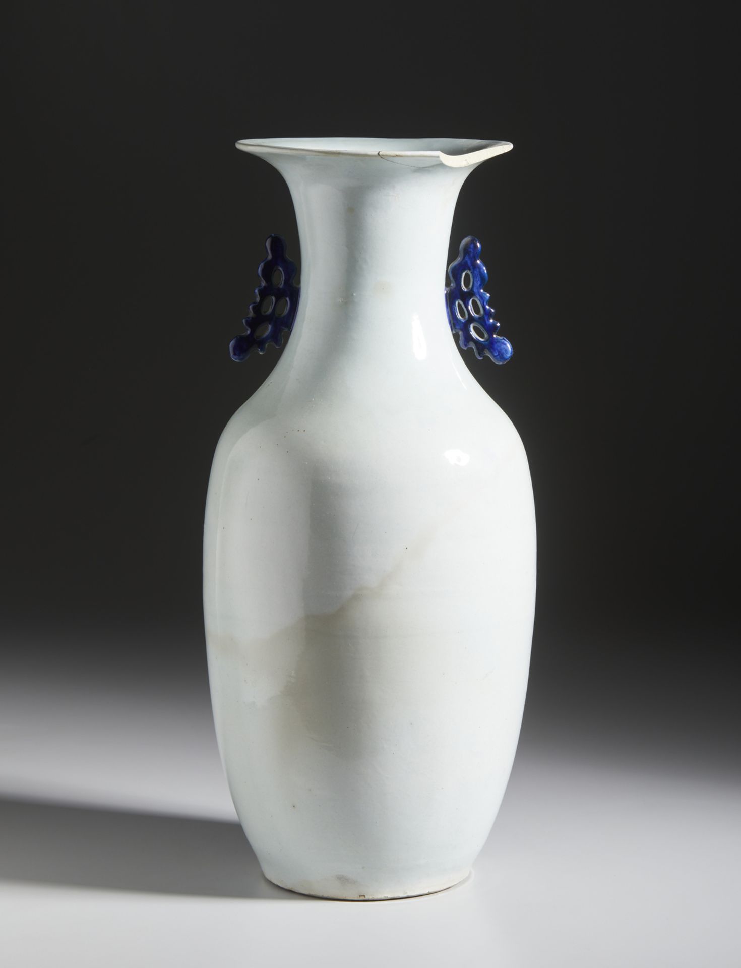 Blue and white porcelain baluster vase China, Republic period, 20th century Cm 25,00 x 56,00 - Image 3 of 4