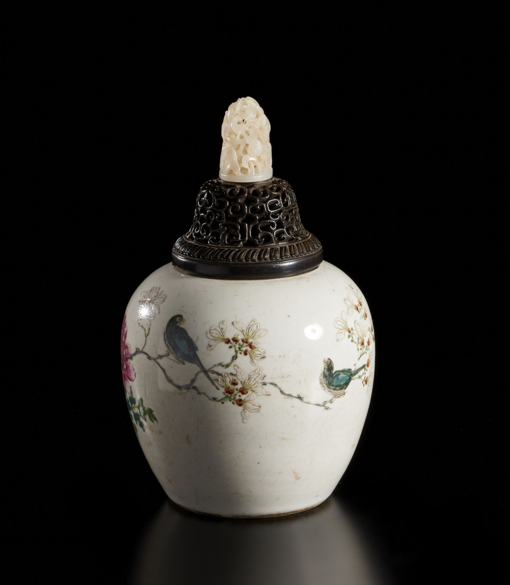 A fine ovoid jar decorated in the famille rose palette, with zitan pierced conver and important - Bild 2 aus 4