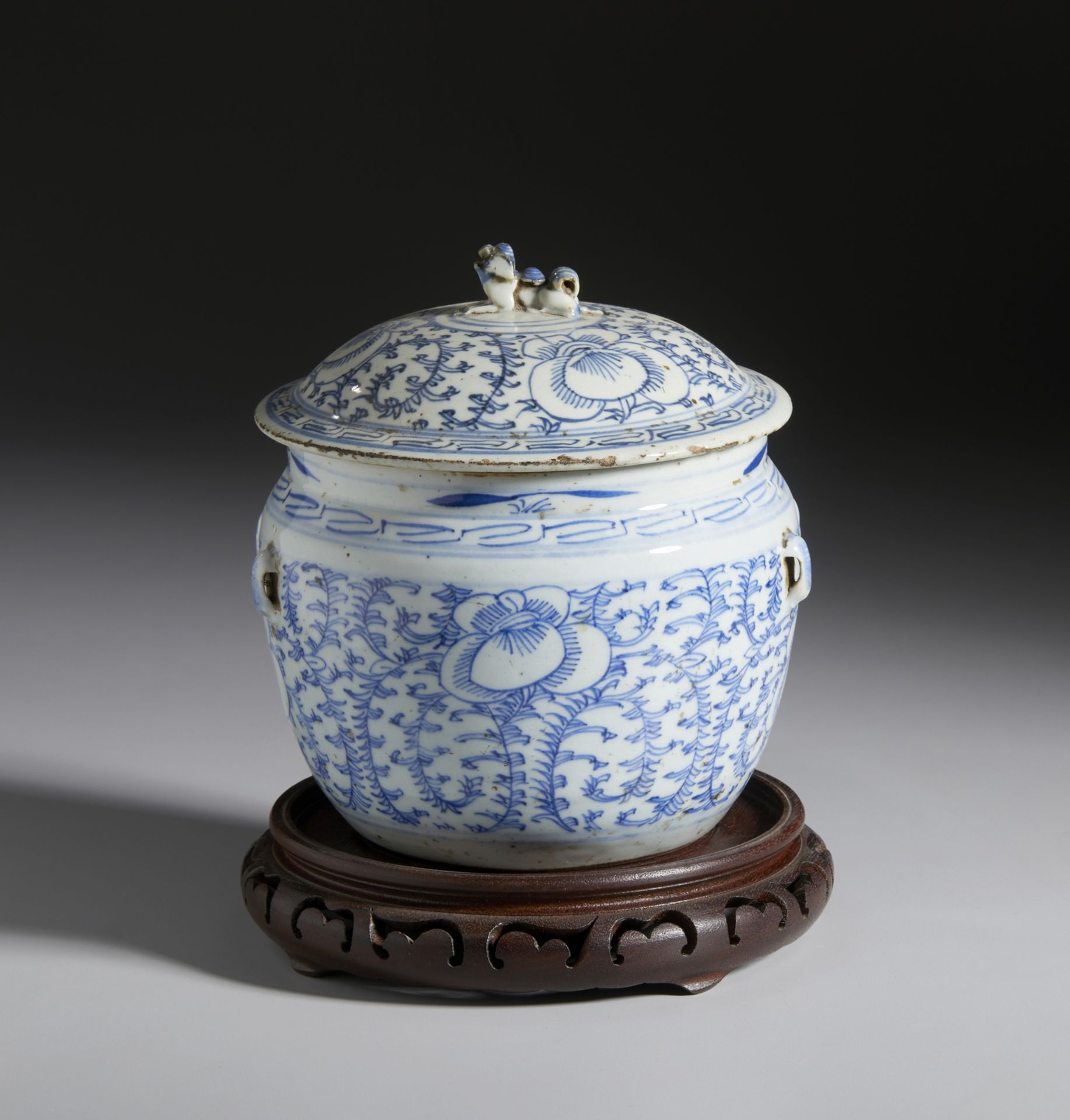 A blue and white porcelain storage jar China, Qing dynasty, 18th century Cm 19,50 x 22,50 - Bild 3 aus 5