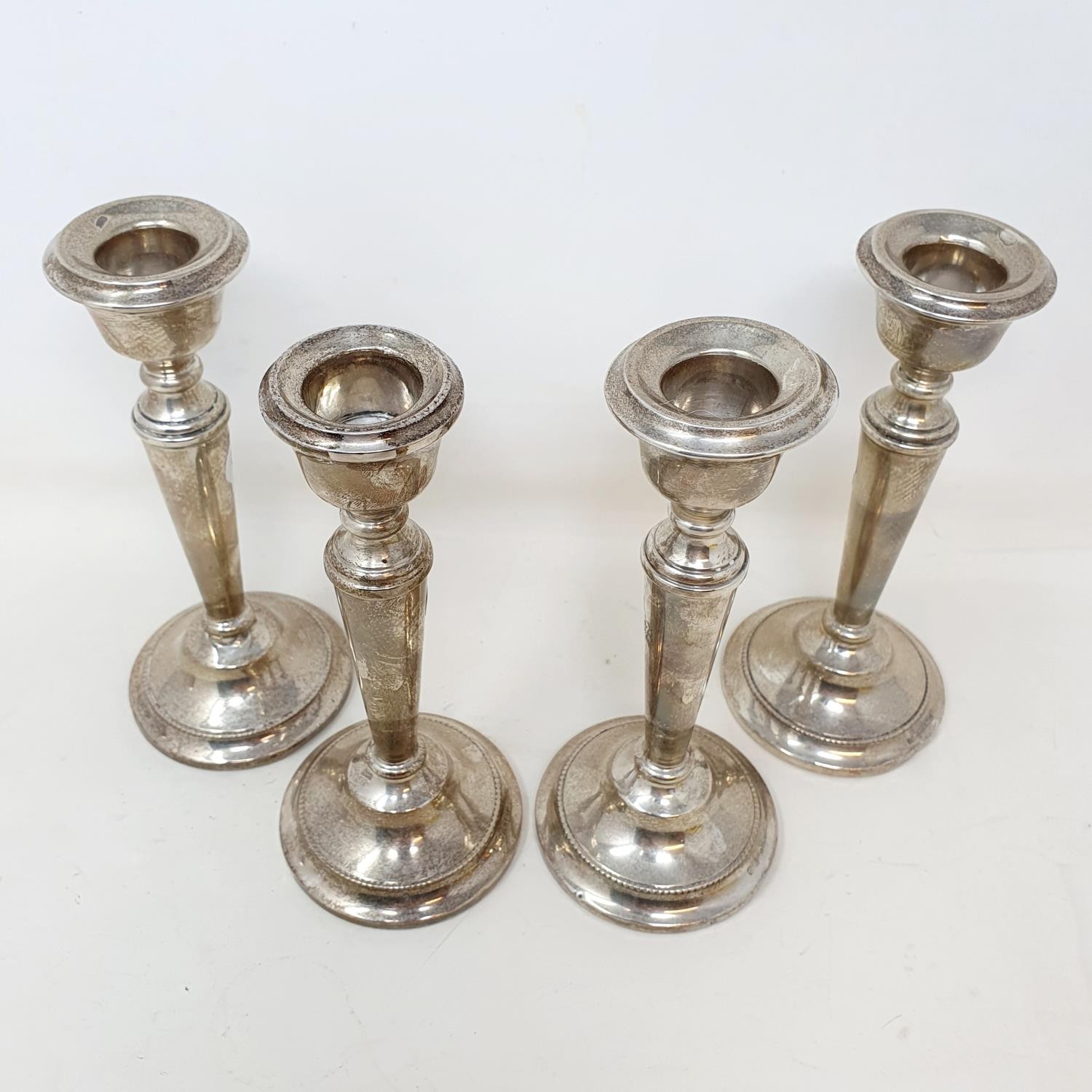 A set of George V silver candlesticks, Birmingham 1914, 15 cm high, bases filled (4) - Image 3 of 5