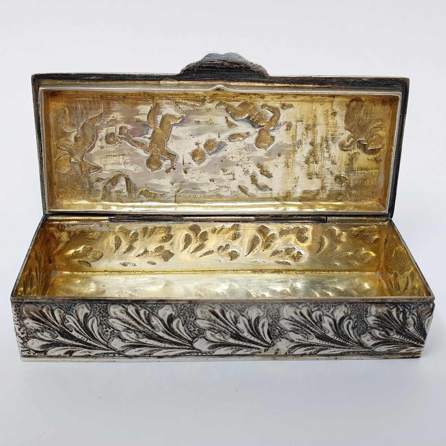 A Spanish sliver box, in the ditch style decorated cherubs, 74.7 g, 8 cm wide - Image 4 of 5