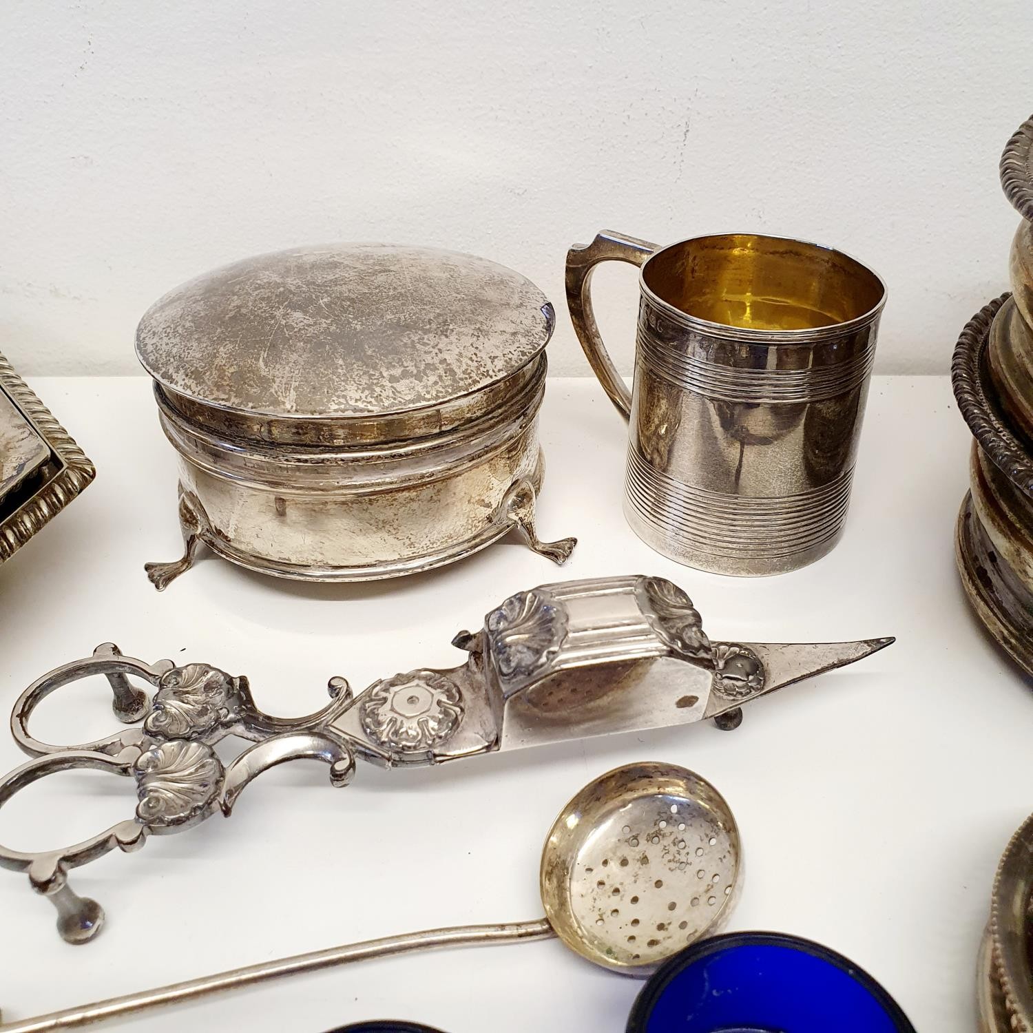 A George V silver mug, 2.3 ozt, a circular silver box, and assorted silver plate (box)