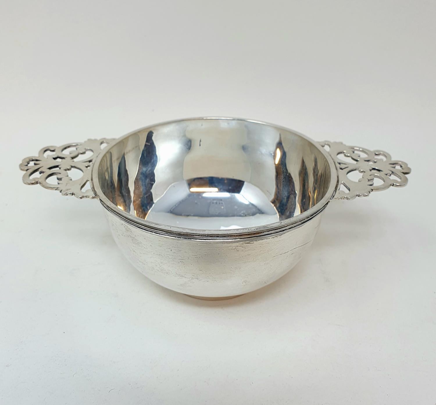 An Edward VII silver quaiche, London 1902, 5.8 ozt Provenance: Sold on behalf of Tenovus Charity