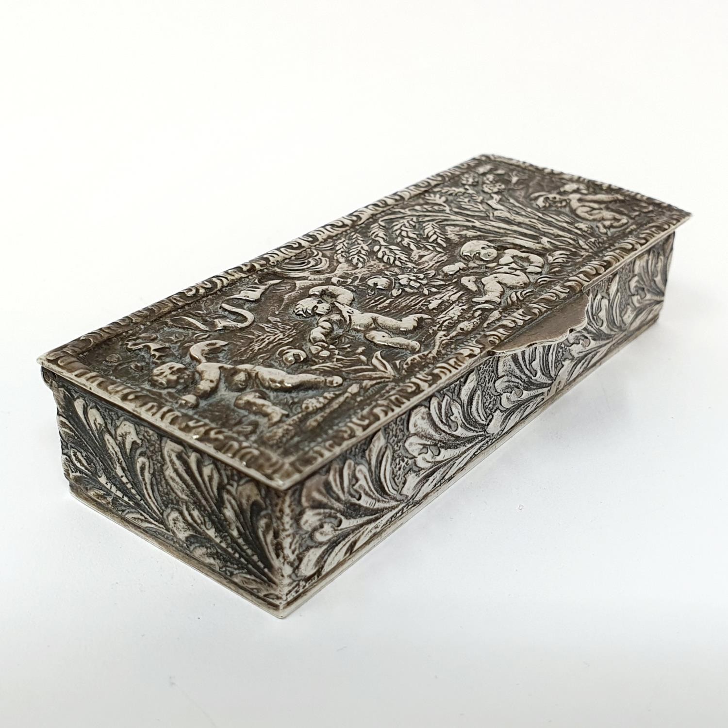 A Spanish sliver box, in the ditch style decorated cherubs, 74.7 g, 8 cm wide