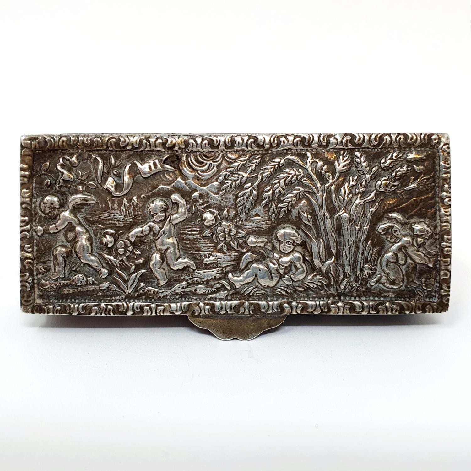 A Spanish sliver box, in the ditch style decorated cherubs, 74.7 g, 8 cm wide - Image 3 of 5