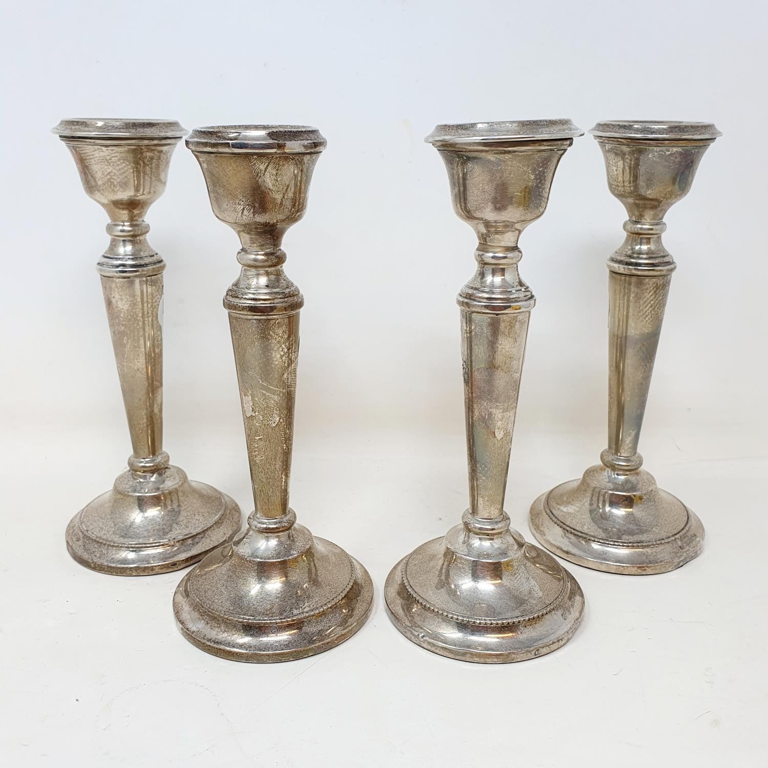 A set of George V silver candlesticks, Birmingham 1914, 15 cm high, bases filled (4) - Image 2 of 5