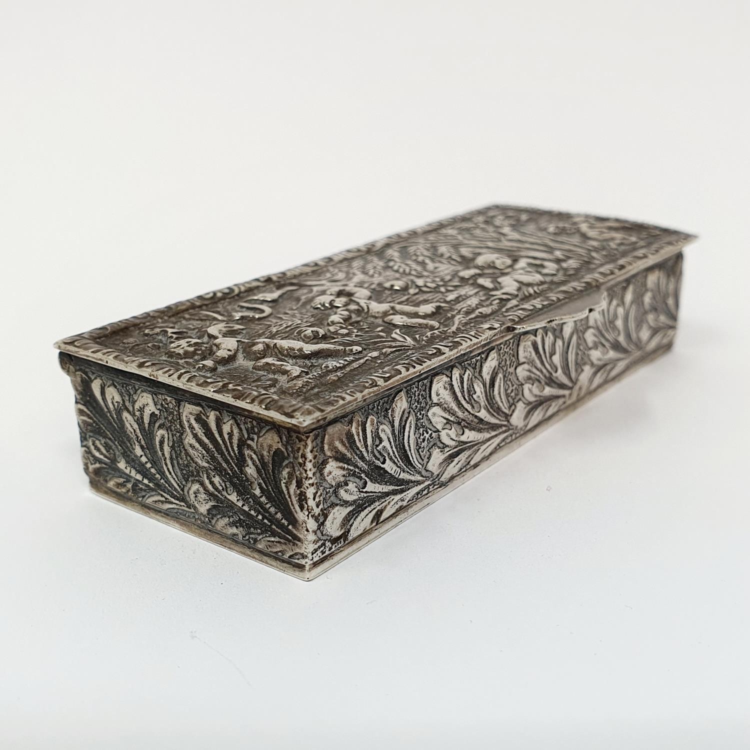 A Spanish sliver box, in the ditch style decorated cherubs, 74.7 g, 8 cm wide - Image 2 of 5