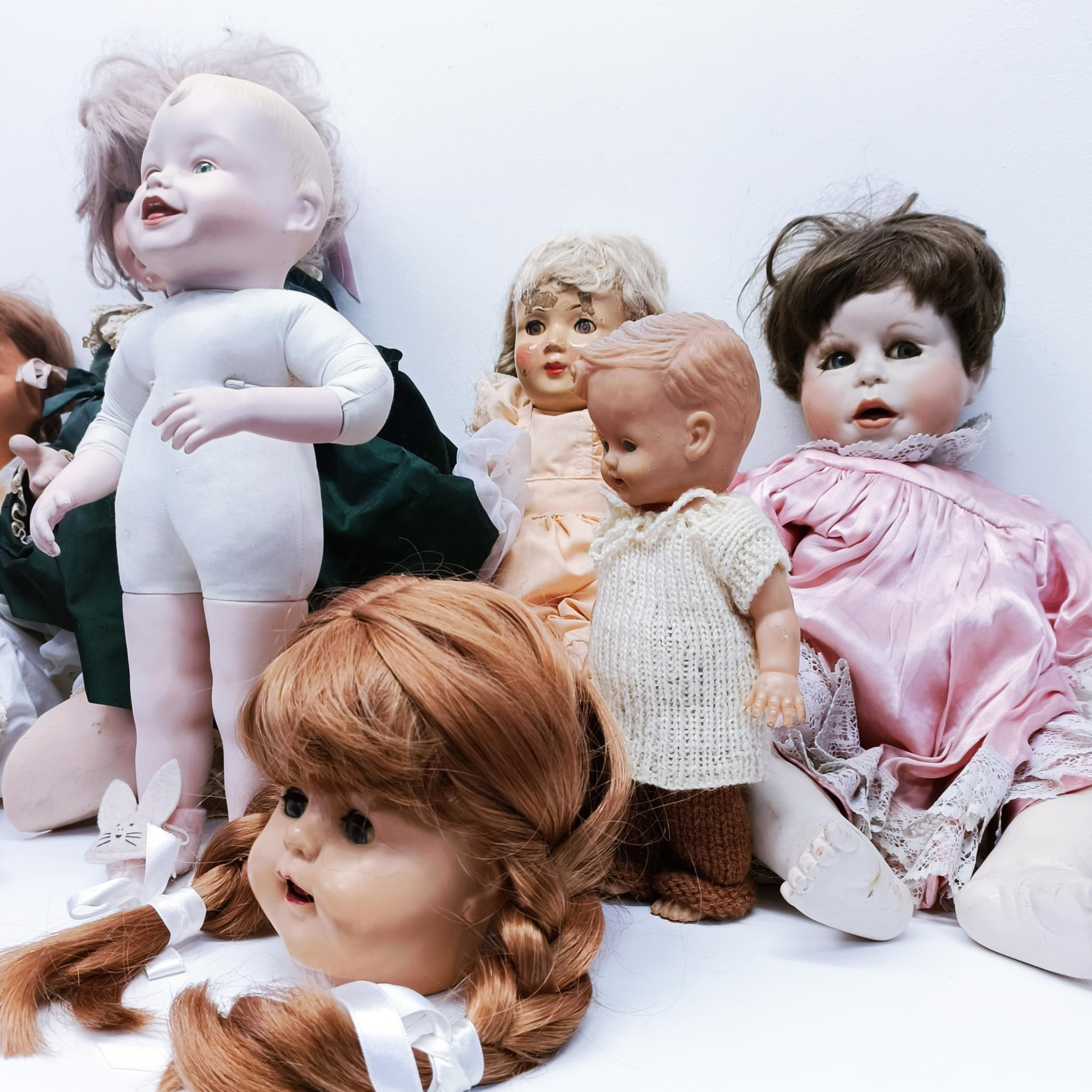 Assorted dolls, and other toys (box) Provenance: From a vast single owner collection from a deceased - Image 2 of 9