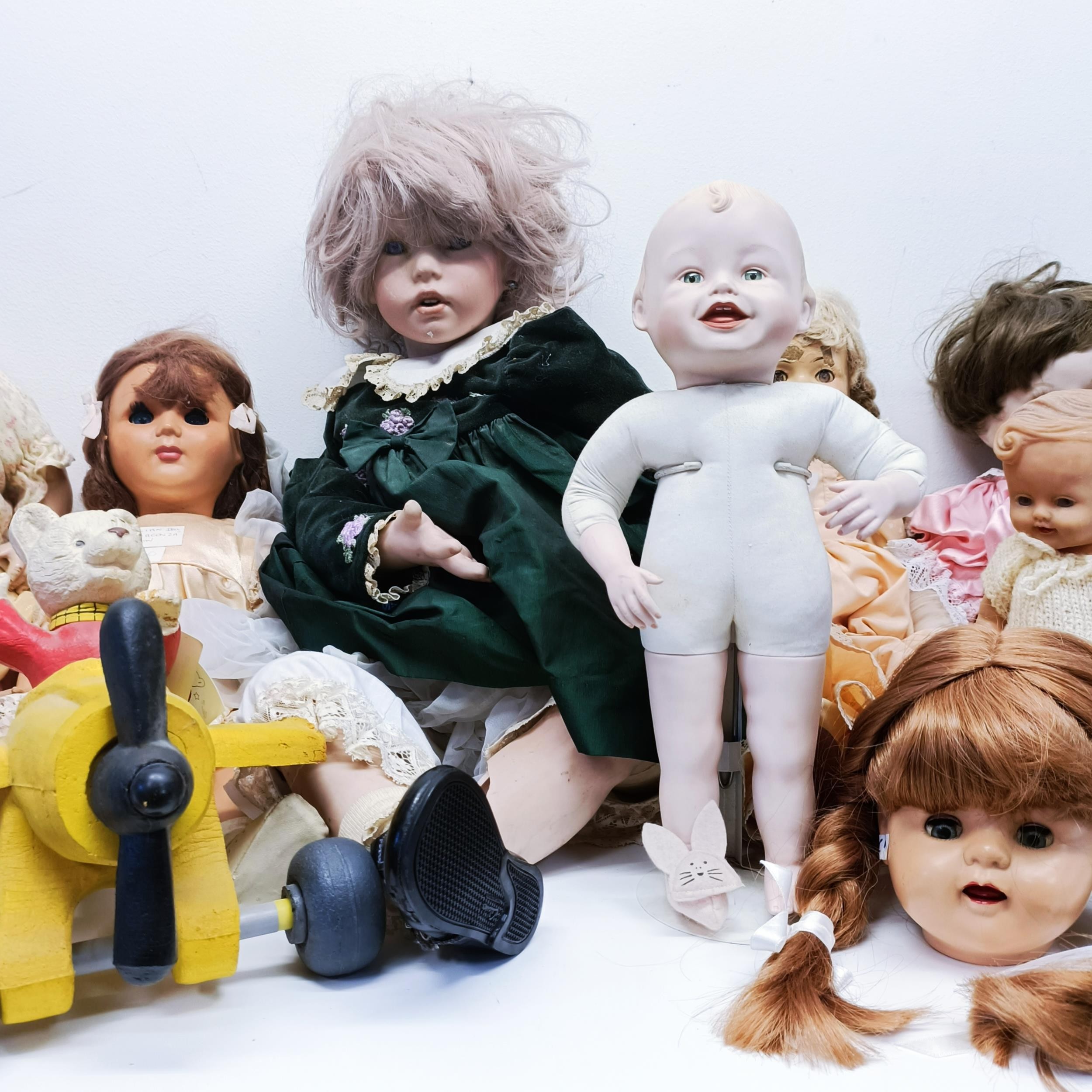 Assorted dolls, and other toys (box) Provenance: From a vast single owner collection from a deceased - Image 4 of 9