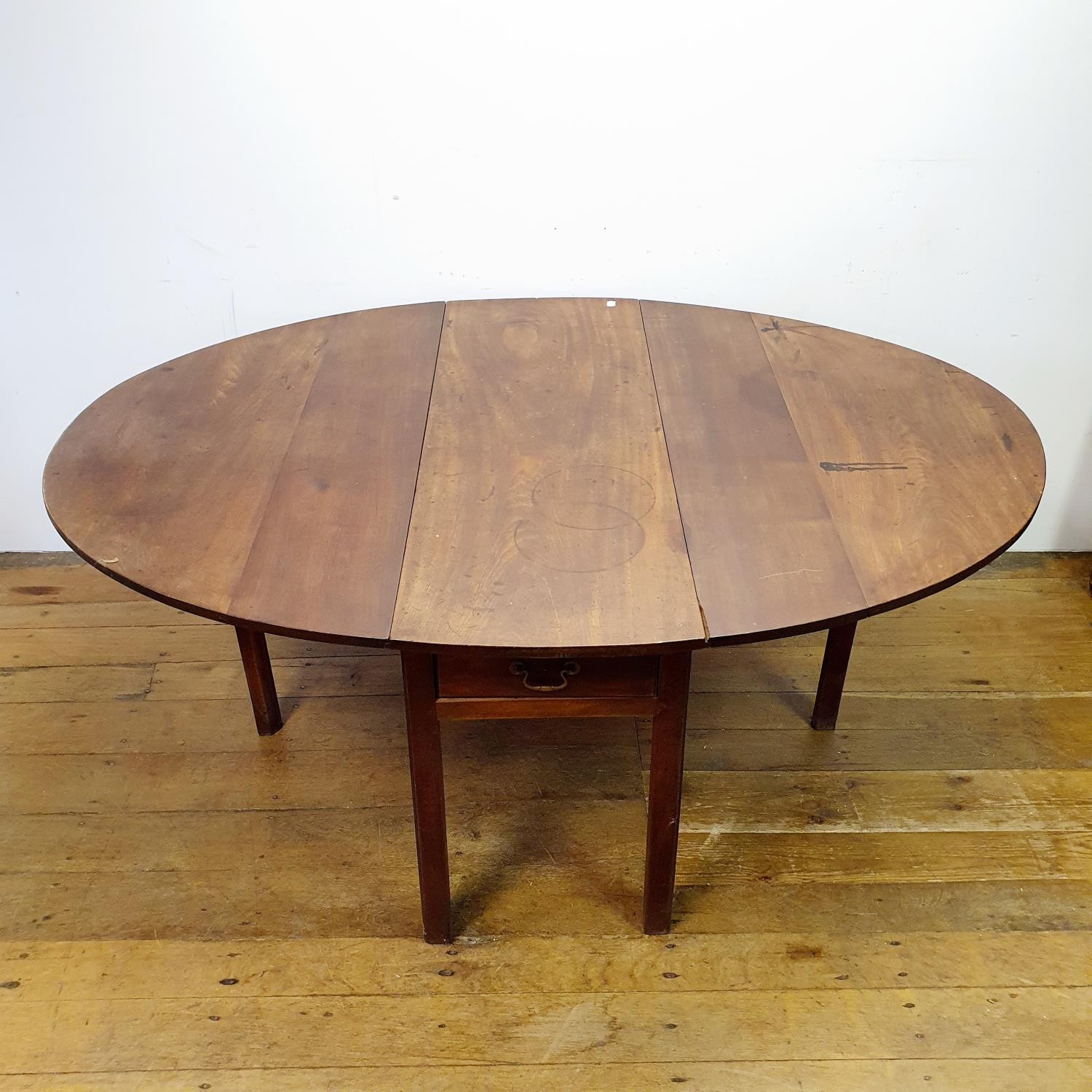 A 19th century mahogany drop leaf dining table, with a single frieze drawer, 132 cm wide - Image 4 of 5