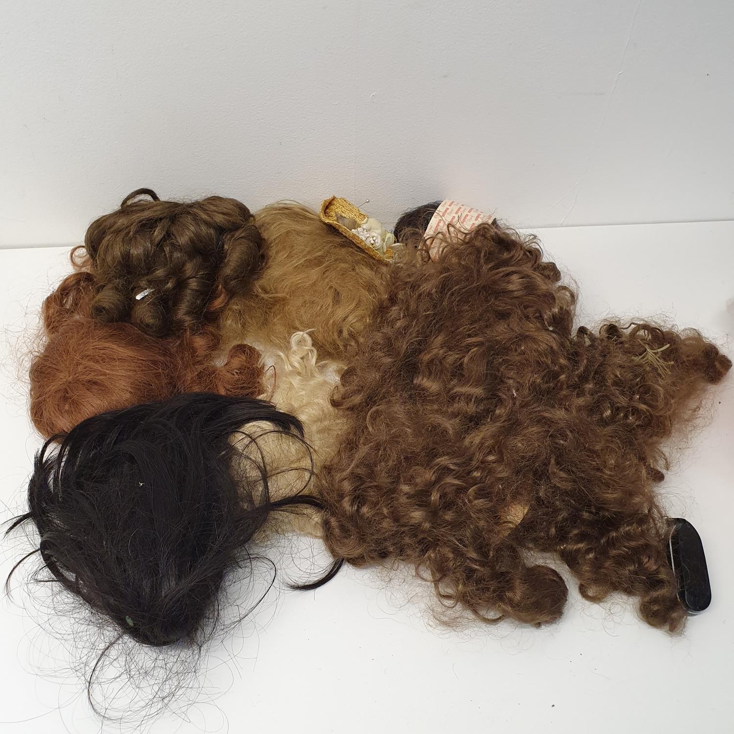 Assorted dolls, dolls clothes and wigs (box) Provenance: From a vast single owner collection from - Image 2 of 4