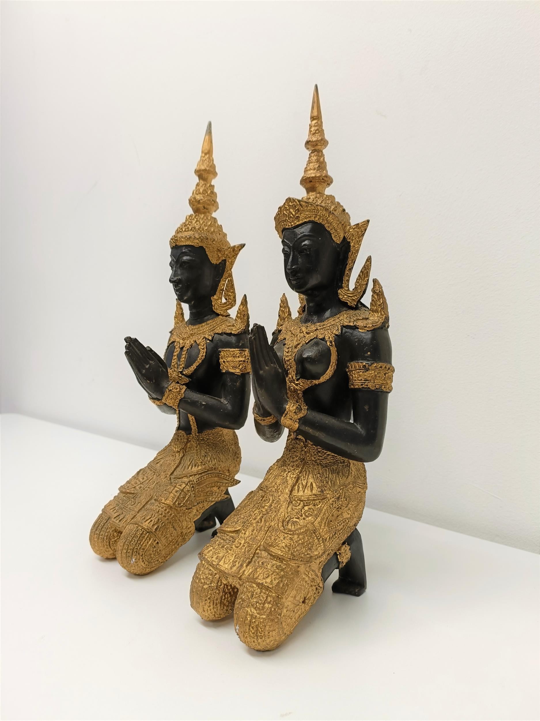 A pair of painted metal figures of goddesses, 33 cm high - Image 3 of 5