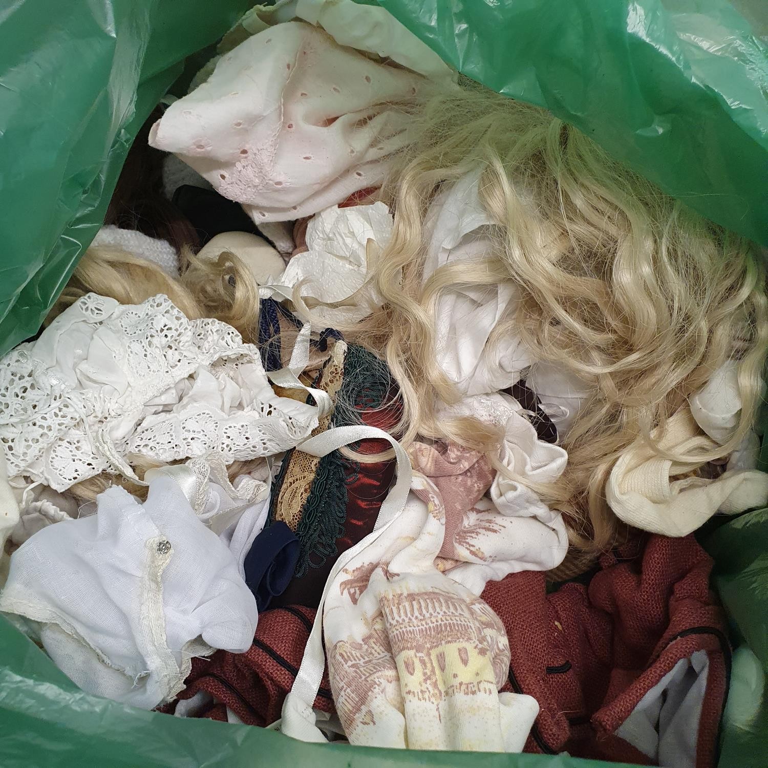 Assorted dolls, dolls clothes and wigs (box) Provenance: From a vast single owner collection from - Image 3 of 4