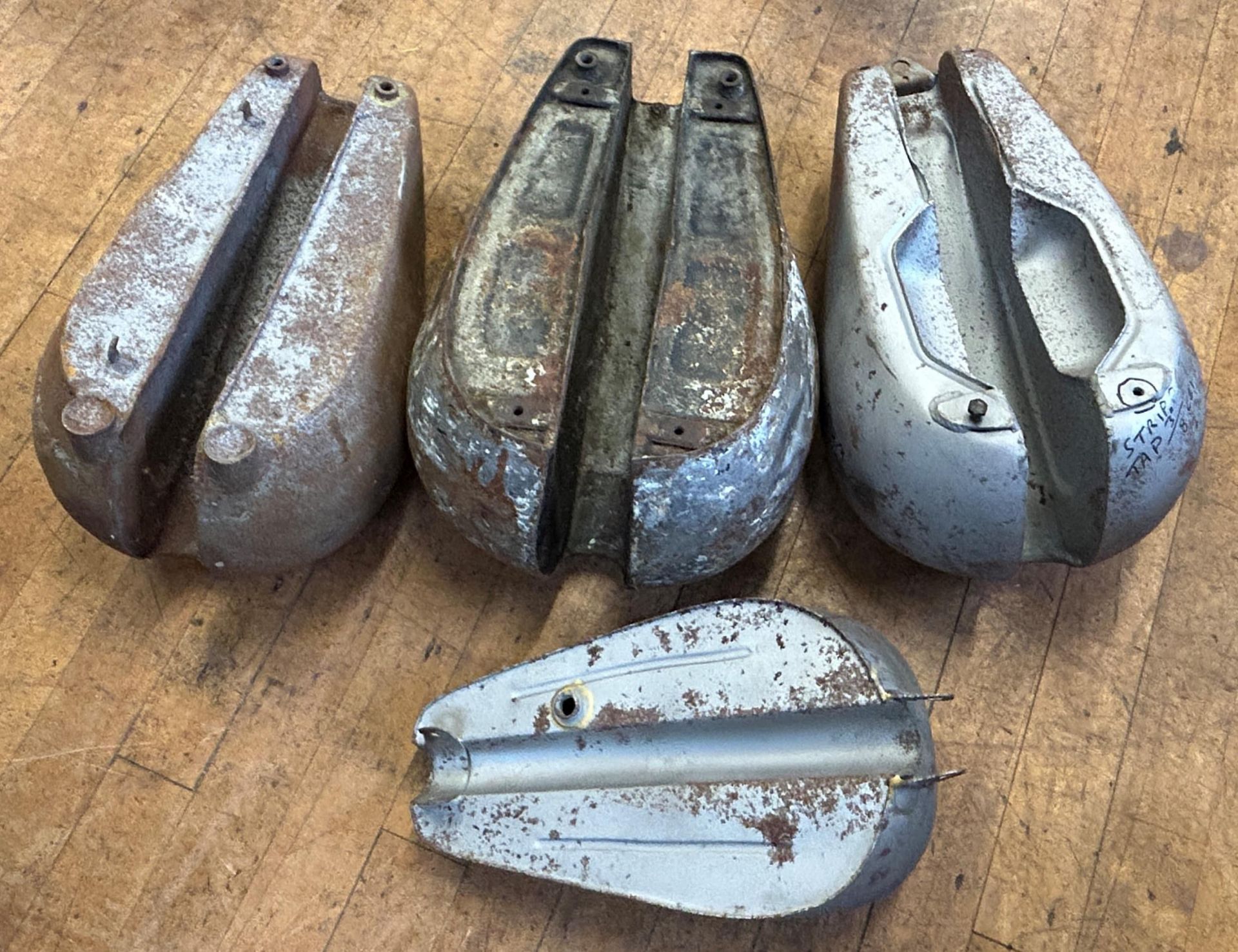 Four classic motorcycle fuel tanks (4) - Image 2 of 2