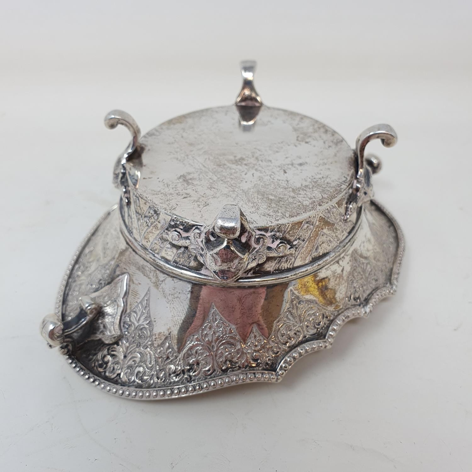 A Victorian silver sugar bowl, of oval form, London 1879, 4.3 ozt - Image 4 of 4