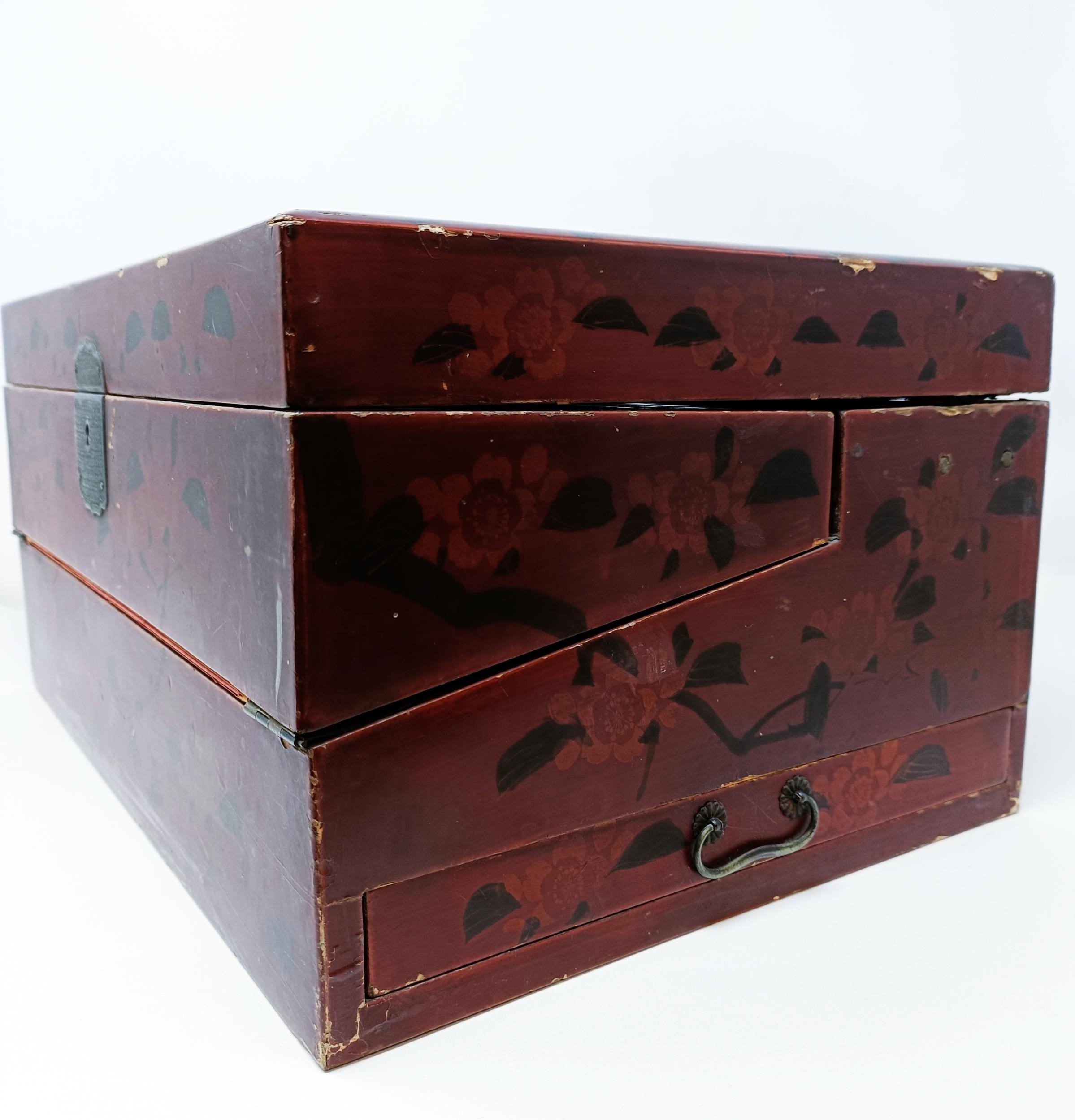 A late 19th/early 20th century Japanese lacquered writing box, 40 cm wide - Image 4 of 11