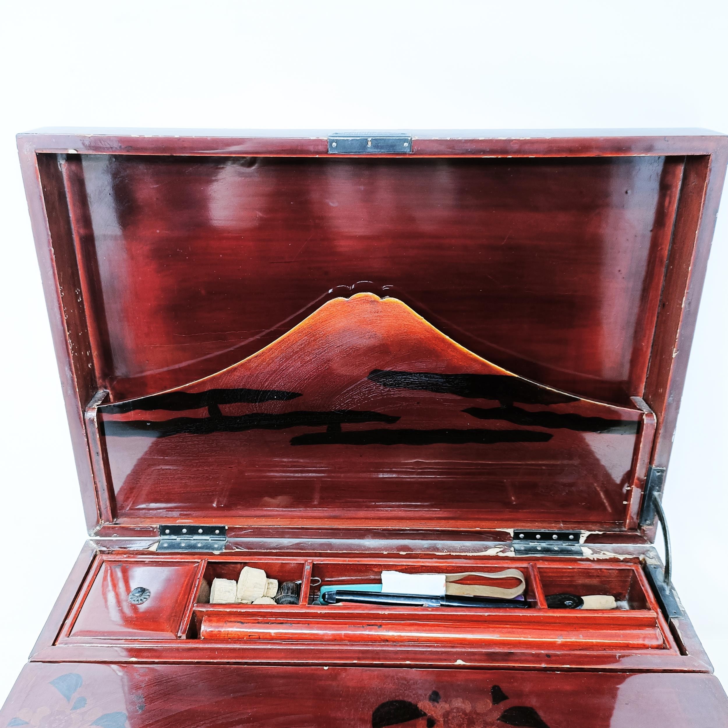 A late 19th/early 20th century Japanese lacquered writing box, 40 cm wide - Image 11 of 11