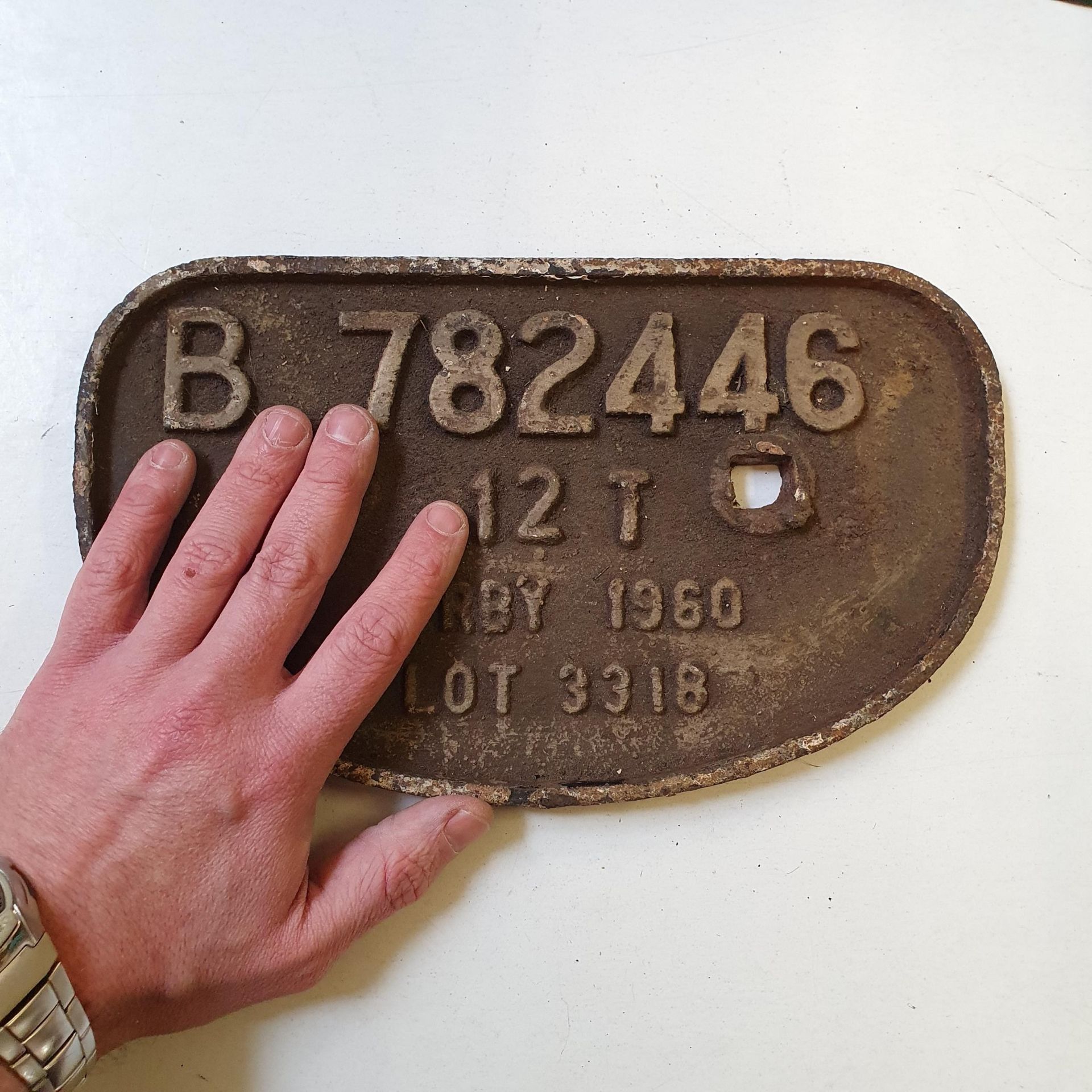 A cast iron locomotive wagon plate, B78244612T, Derby 1960, Lot 3318, 28 x 17 cm Weathered - Image 2 of 3