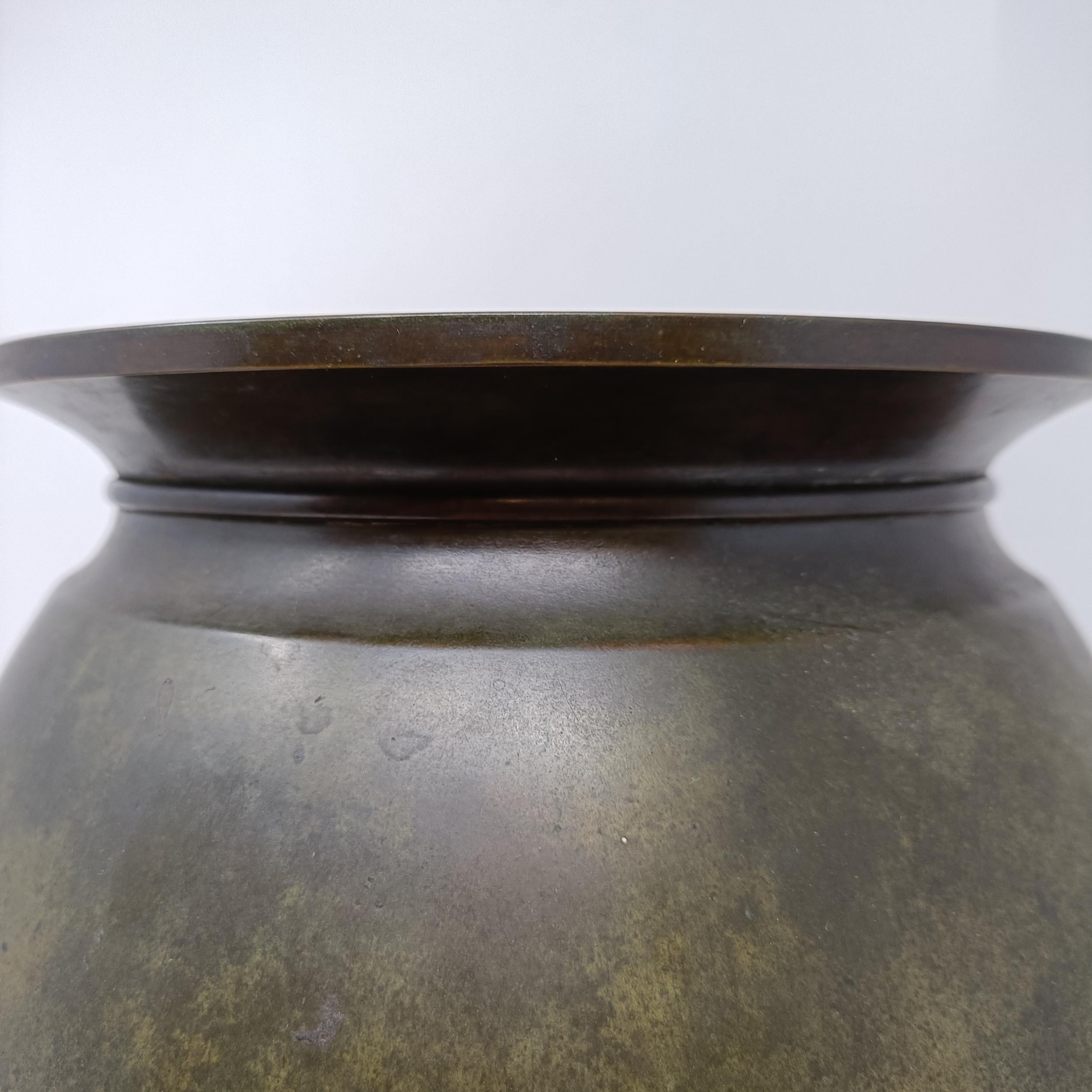 A bronze vase, 34 cm high 20th century, but no major damage and some light wear - Image 5 of 7