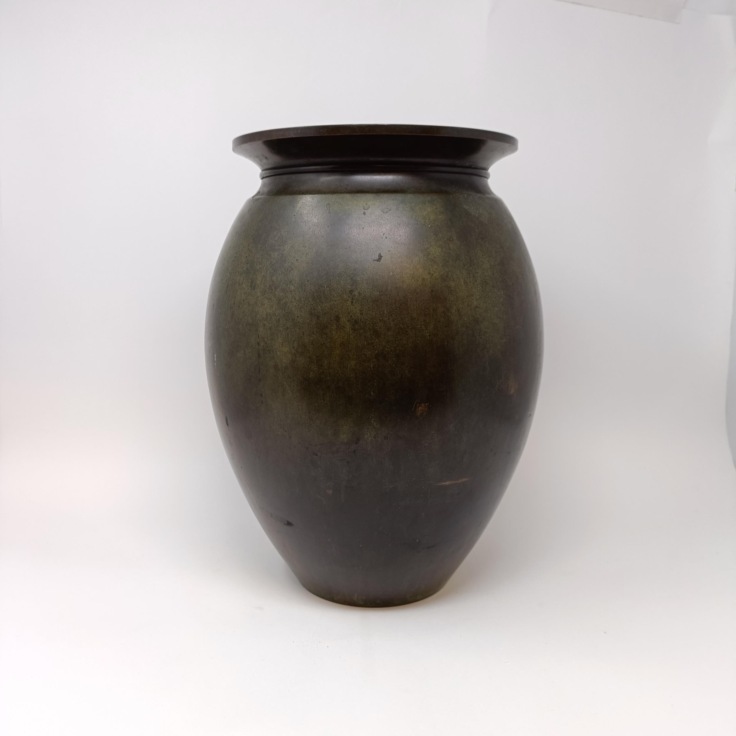 A bronze vase, 34 cm high 20th century, but no major damage and some light wear - Image 4 of 7