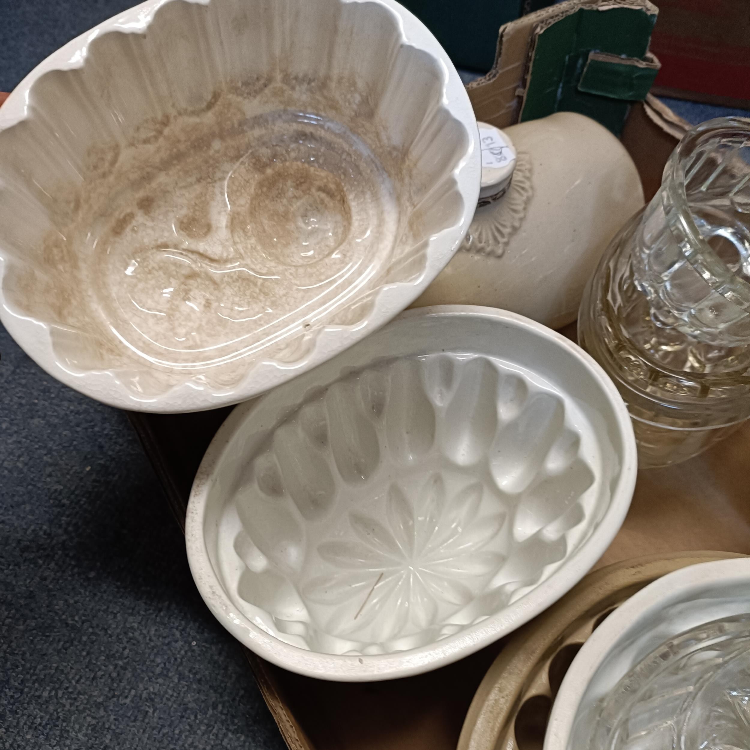 Assorted jelly molds, and a hot water bottle (box) - Image 5 of 7