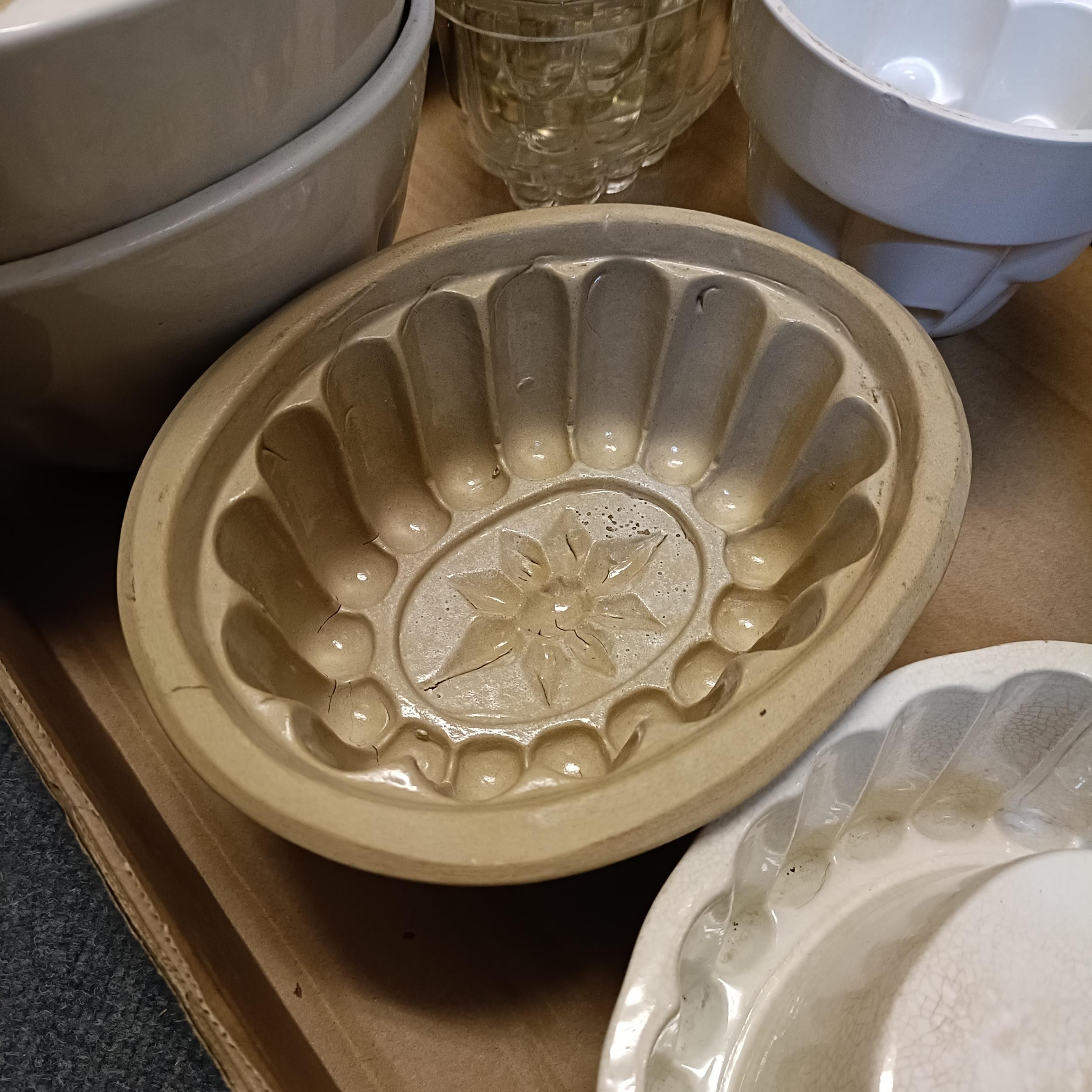 Assorted jelly molds, and a hot water bottle (box) - Image 4 of 7