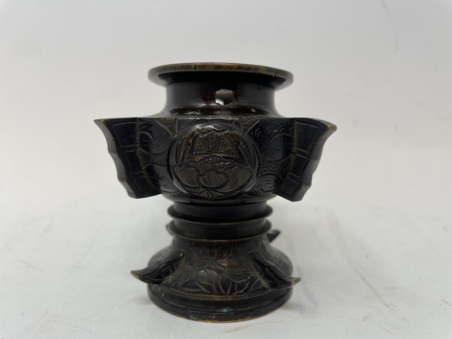 A Chinese bronze vase, lacking lid, 9 cm high