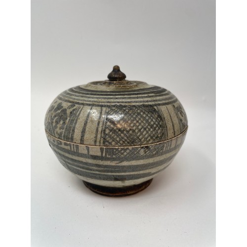 A Chinese blue and white jar and cover. 15 cm high