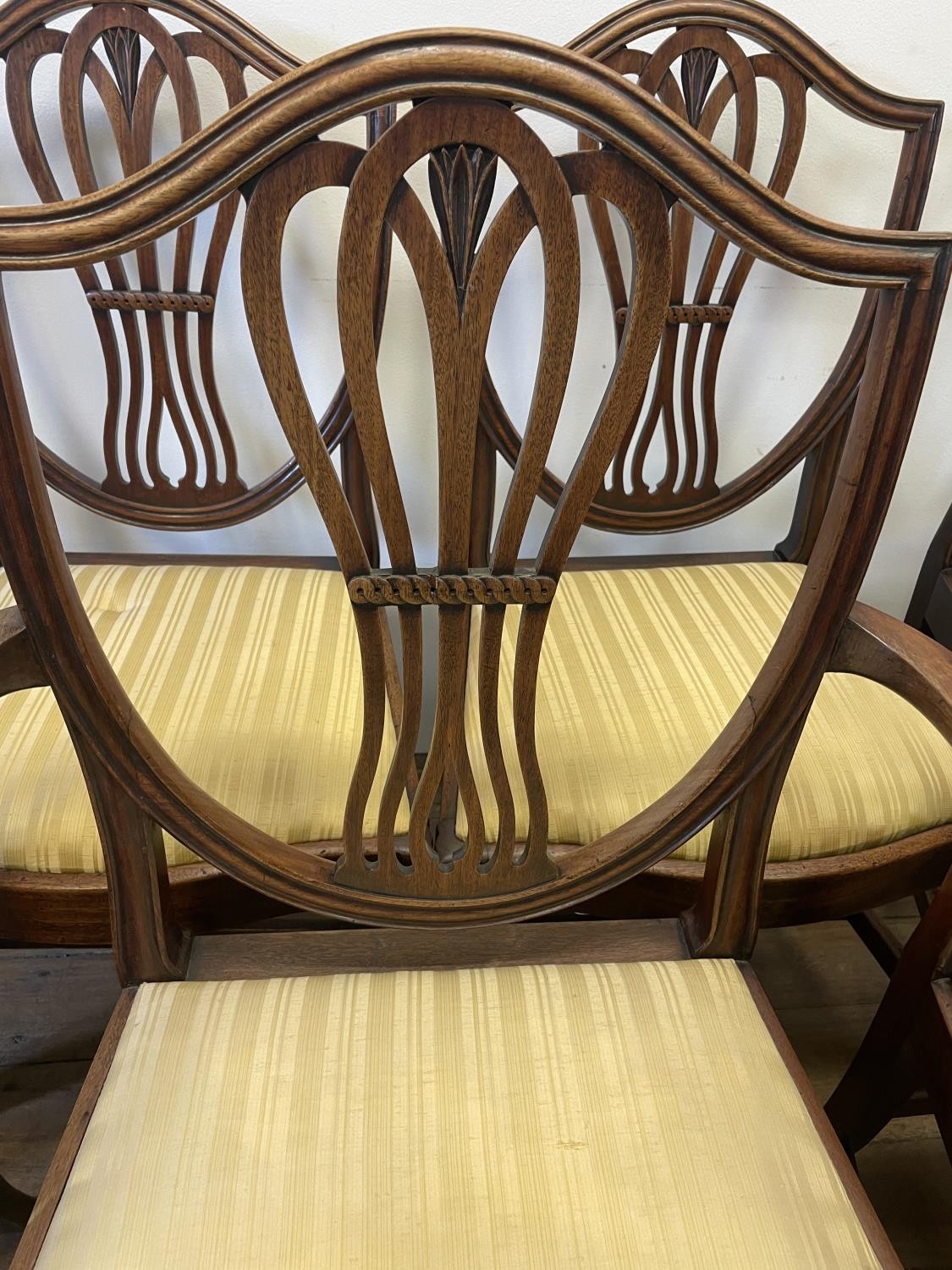 A set of seven George III style mahogany shield back dining chairs (6+1) - Image 2 of 3