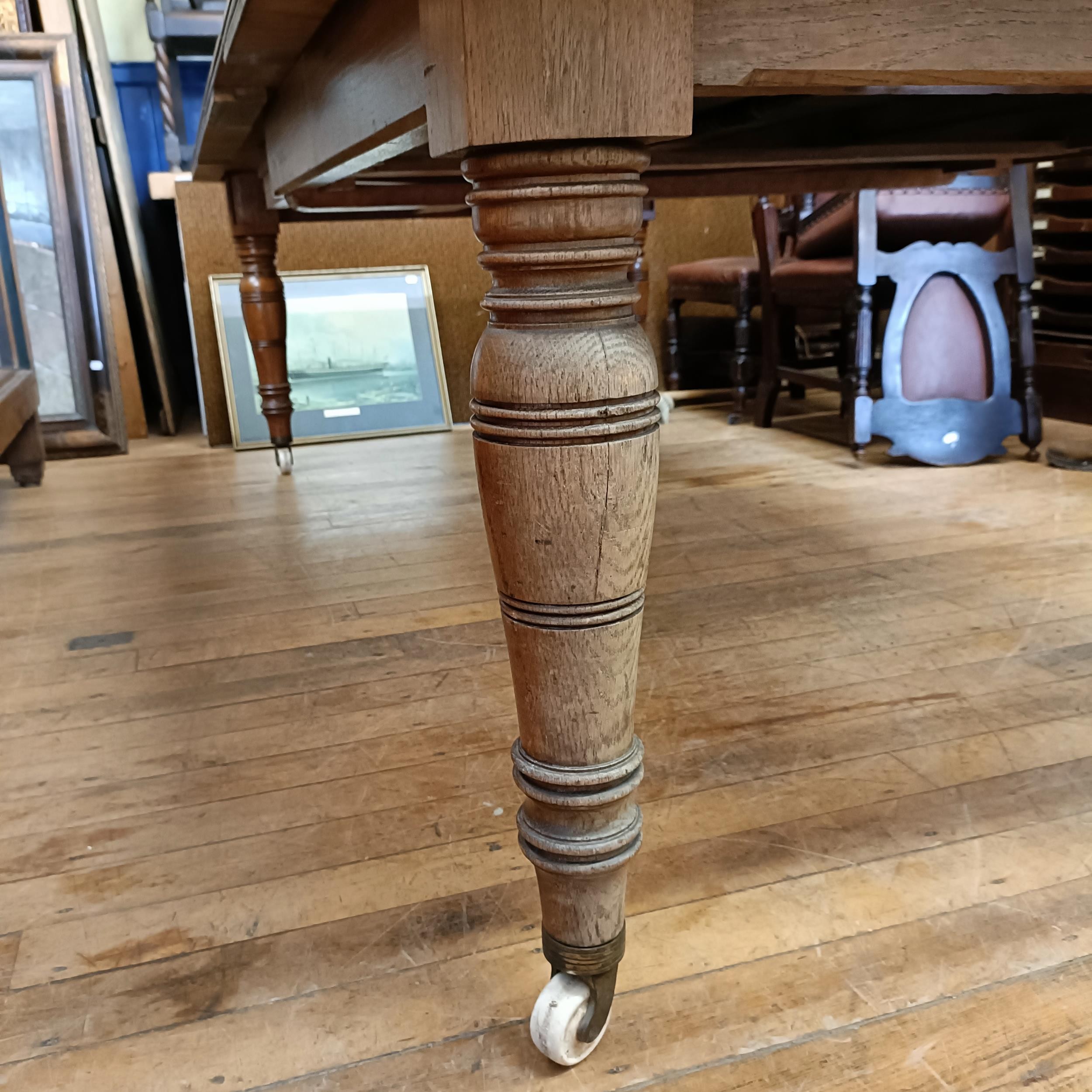 An early 20th century oak extending dining table, with two extra leaves, the top 124 cm wide The - Image 5 of 5