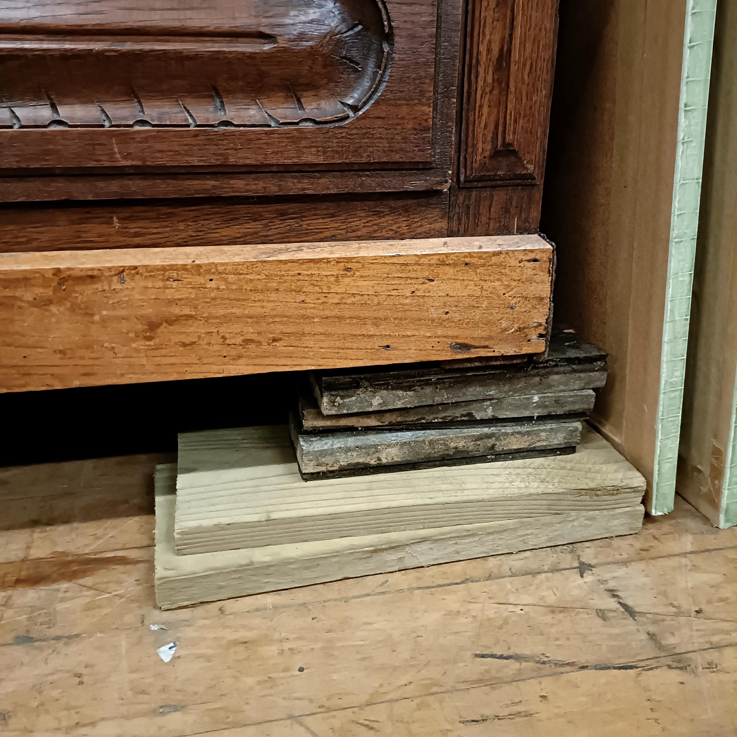 A French carved oak armoire, 150 cm wide - Image 8 of 11