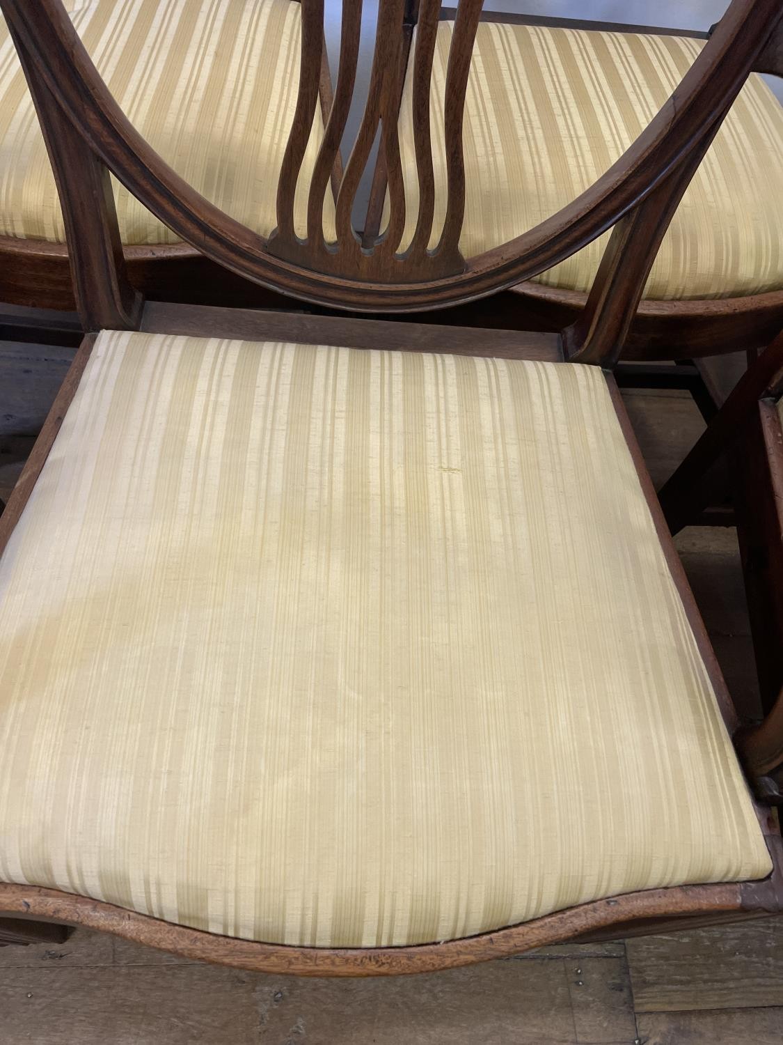 A set of seven George III style mahogany shield back dining chairs (6+1) - Image 3 of 3