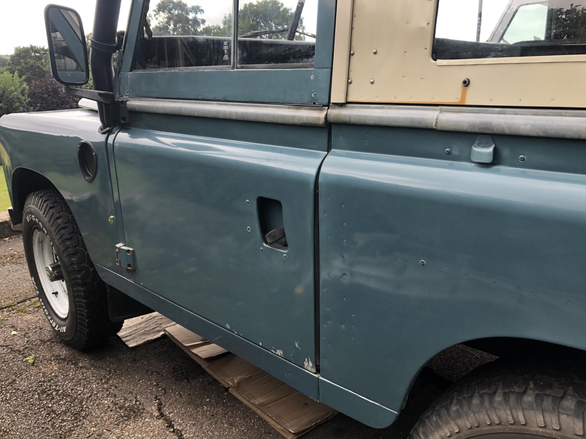 1981 Land Rover 88 inch Series III Registration number KAN 404W Blue with a white roof 2,286 cc - Image 17 of 51