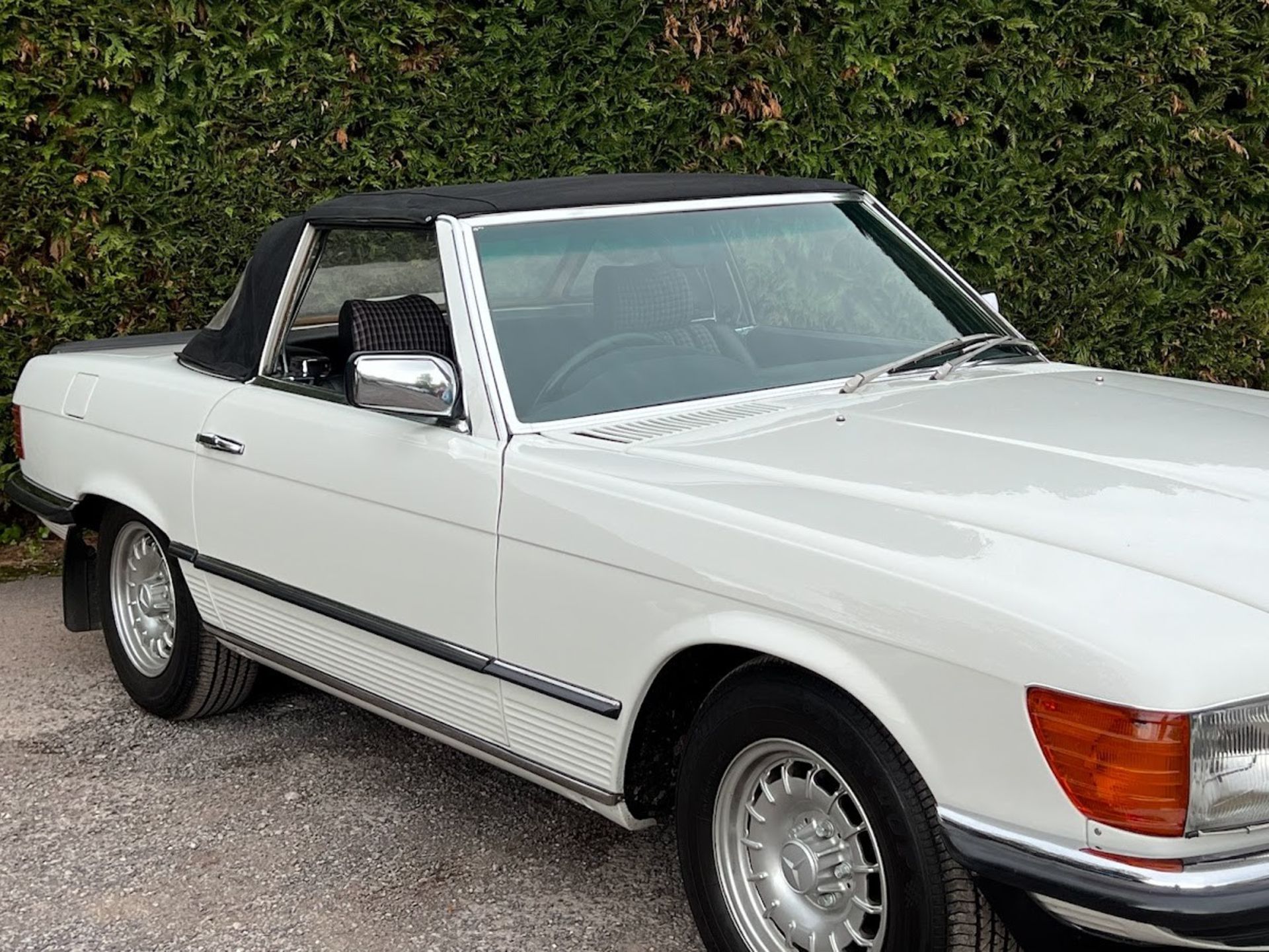 1984 Mercedes-Benz SL500 R107 Registration number SLZ 8052 Chassis number WDB1070462A016319 Engine - Image 17 of 22