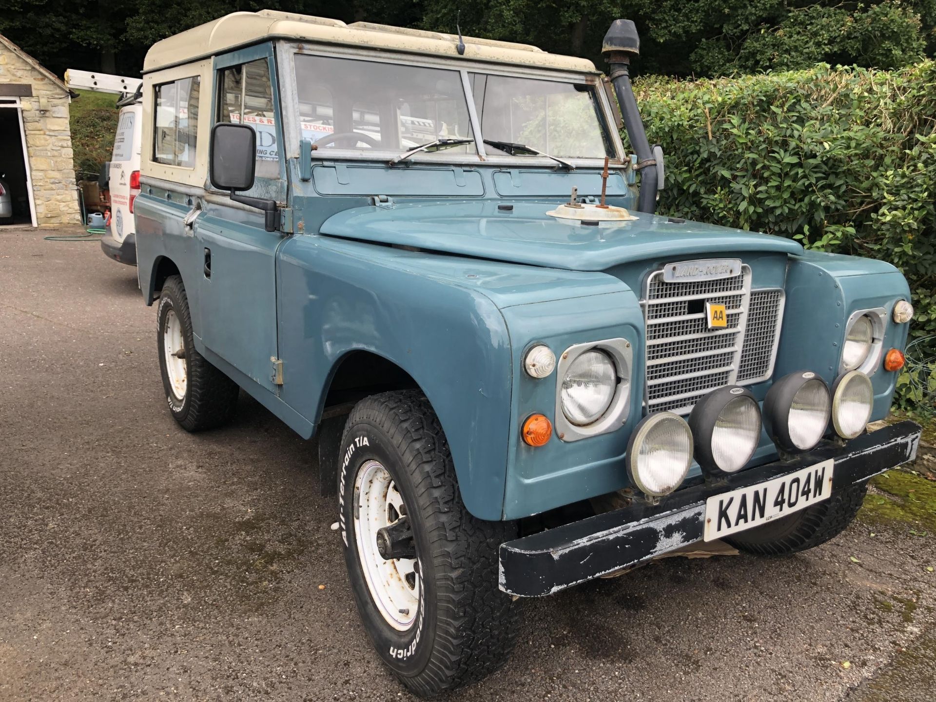 1981 Land Rover 88 inch Series III Registration number KAN 404W Blue with a white roof 2,286 cc - Image 3 of 51