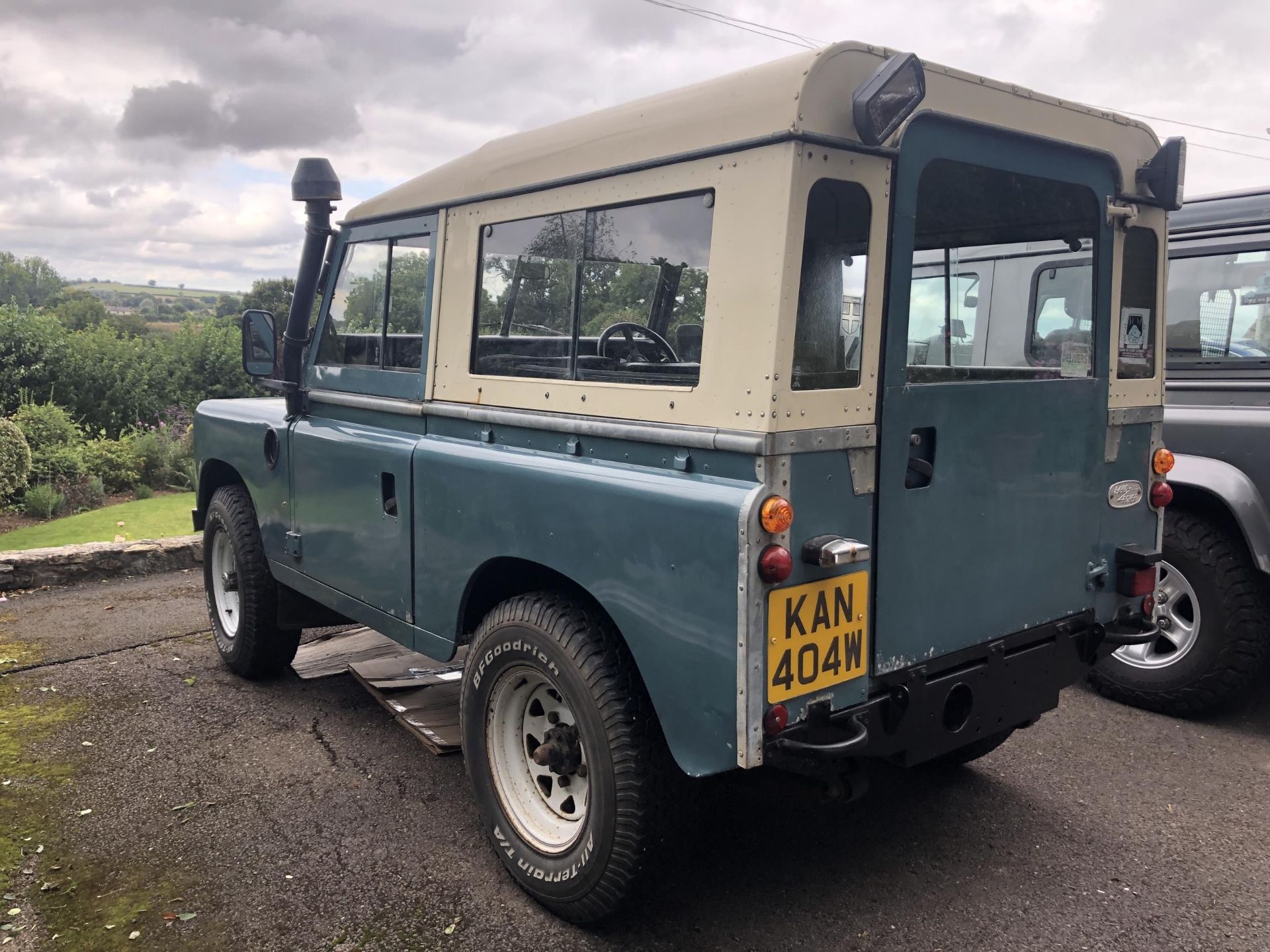 1981 Land Rover 88 inch Series III Registration number KAN 404W Blue with a white roof 2,286 cc - Image 5 of 51