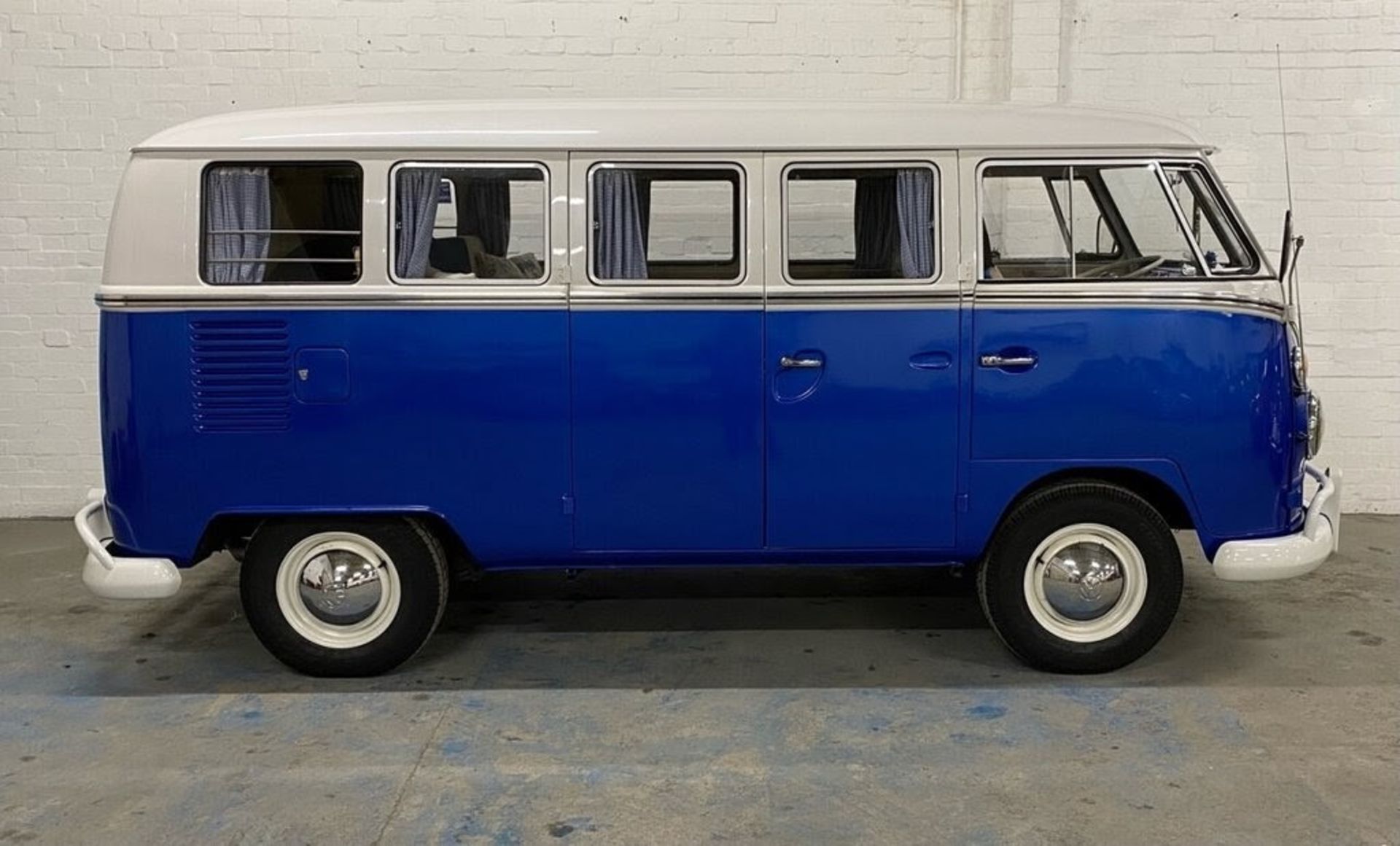 1966 VW 13 Window Deluxe Splitscreen Campervan Registration number HDV 510D Chassis number 256174614 - Image 9 of 25