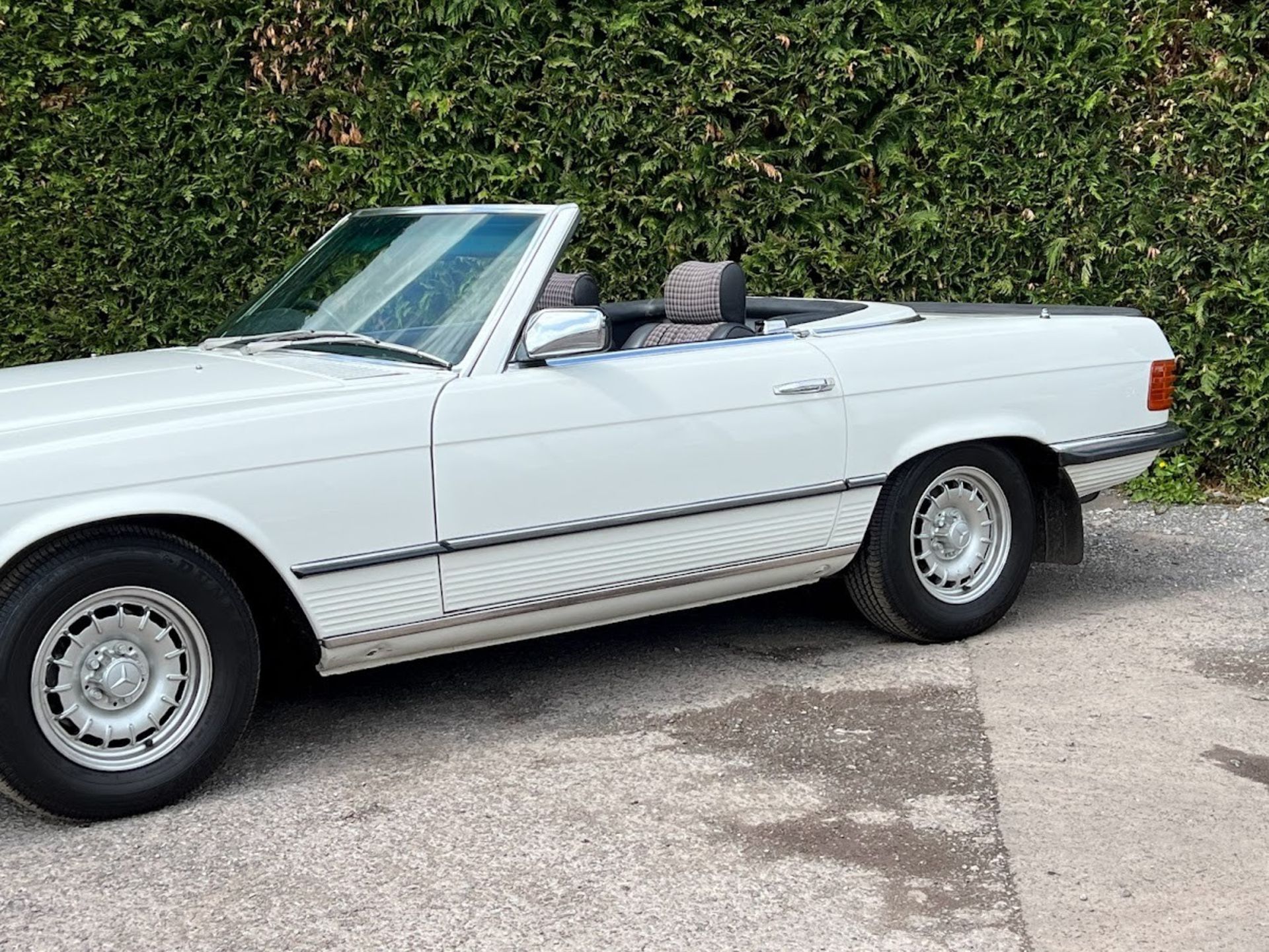 1984 Mercedes-Benz SL500 R107 Registration number SLZ 8052 Chassis number WDB1070462A016319 Engine - Image 10 of 22